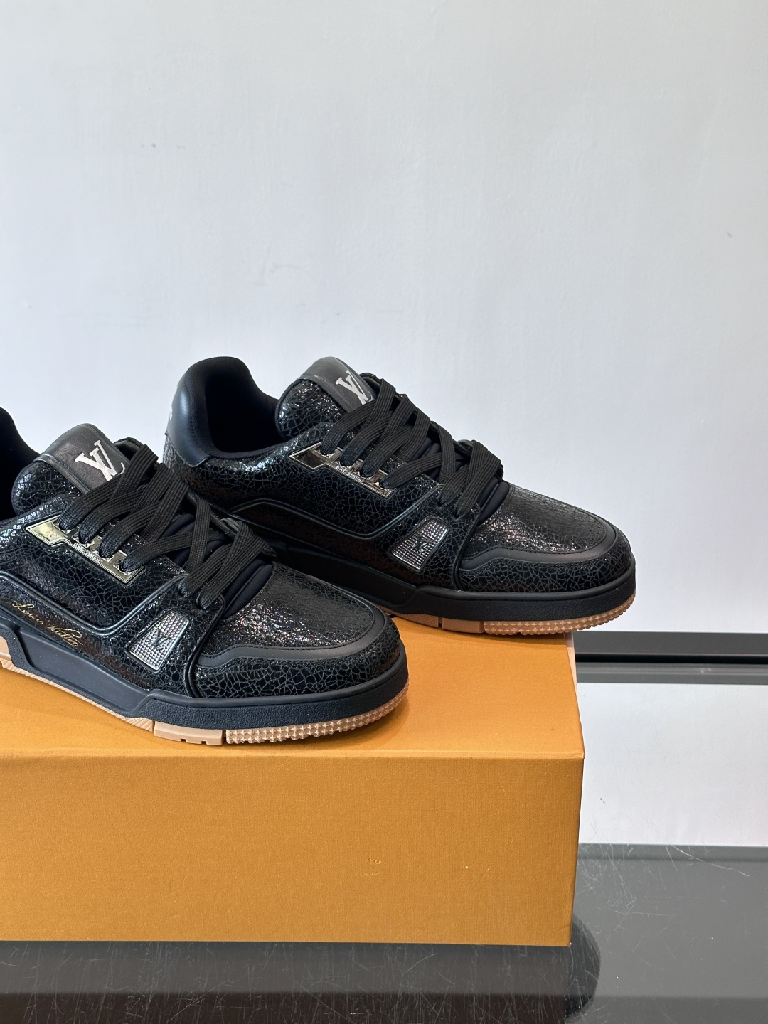 驴家 新配色 trainer运动鞋，本款 LV Trainer 运动鞋取材柔软粒面小牛皮，呈现纯净色调，