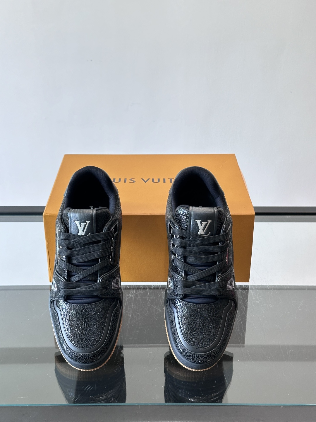 驴家 新配色 trainer运动鞋，本款 LV Trainer 运动鞋取材柔软粒面小牛皮，呈现纯净色调，