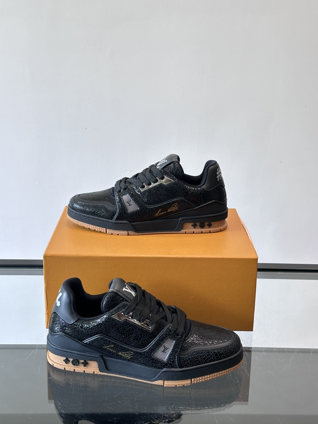 驴家 新配色 trainer运动鞋，本款 LV Trainer 运动鞋取材柔软粒面小牛皮，呈现纯净色调，