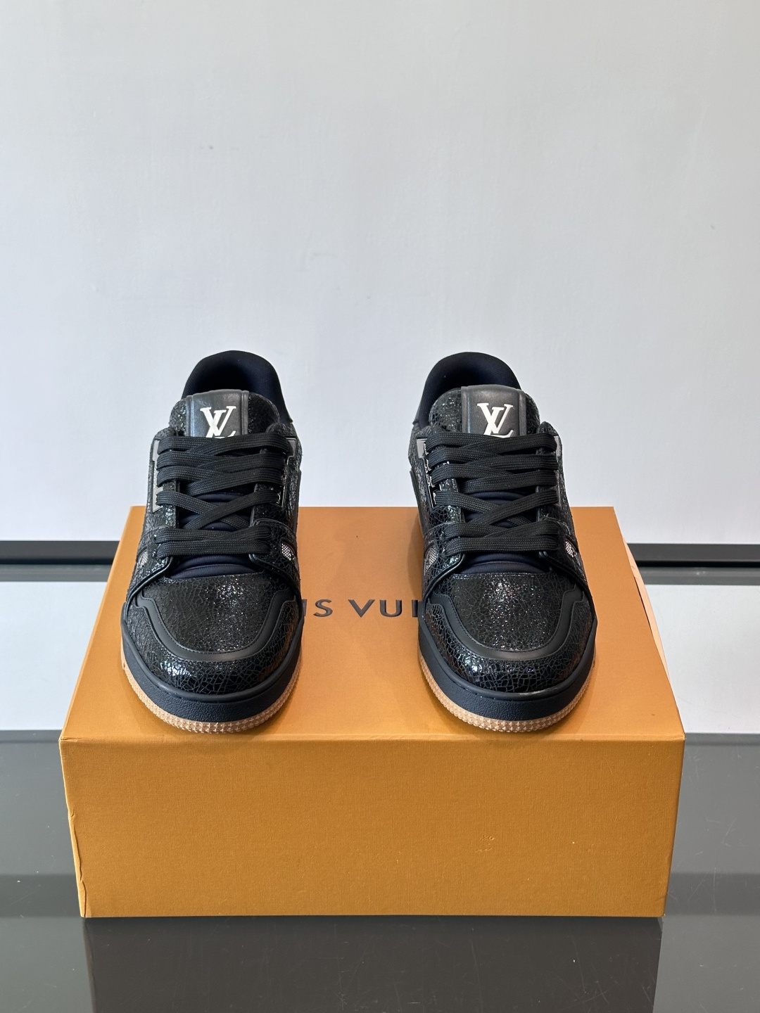 驴家 新配色 trainer运动鞋，本款 LV Trainer 运动鞋取材柔软粒面小牛皮，呈现纯净色调，