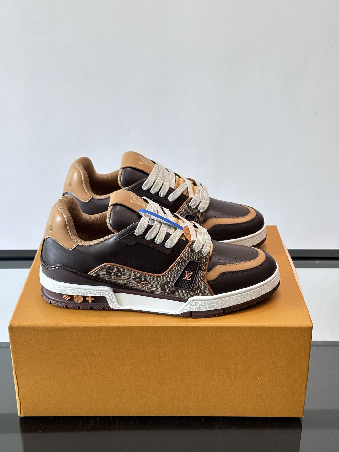 驴家 新配色 trainer运动鞋，本款 LV Trainer 运动鞋取材柔软粒面小牛皮，呈现纯净色调，