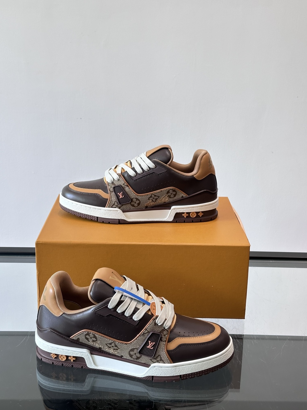 驴家 新配色 trainer运动鞋，本款 LV Trainer 运动鞋取材柔软粒面小牛皮，呈现纯净色调，