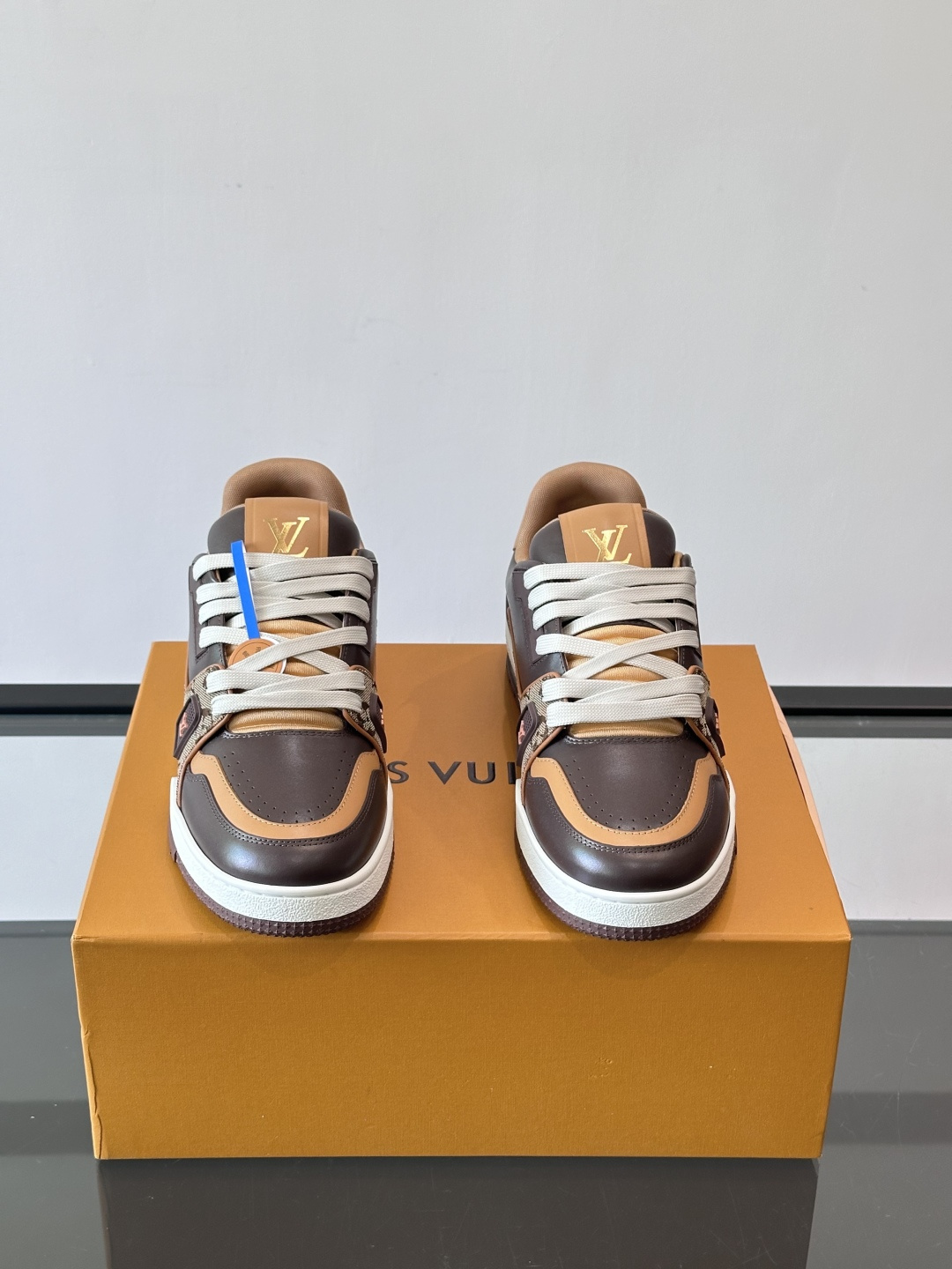 驴家 新配色 trainer运动鞋，本款 LV Trainer 运动鞋取材柔软粒面小牛皮，呈现纯净色调，