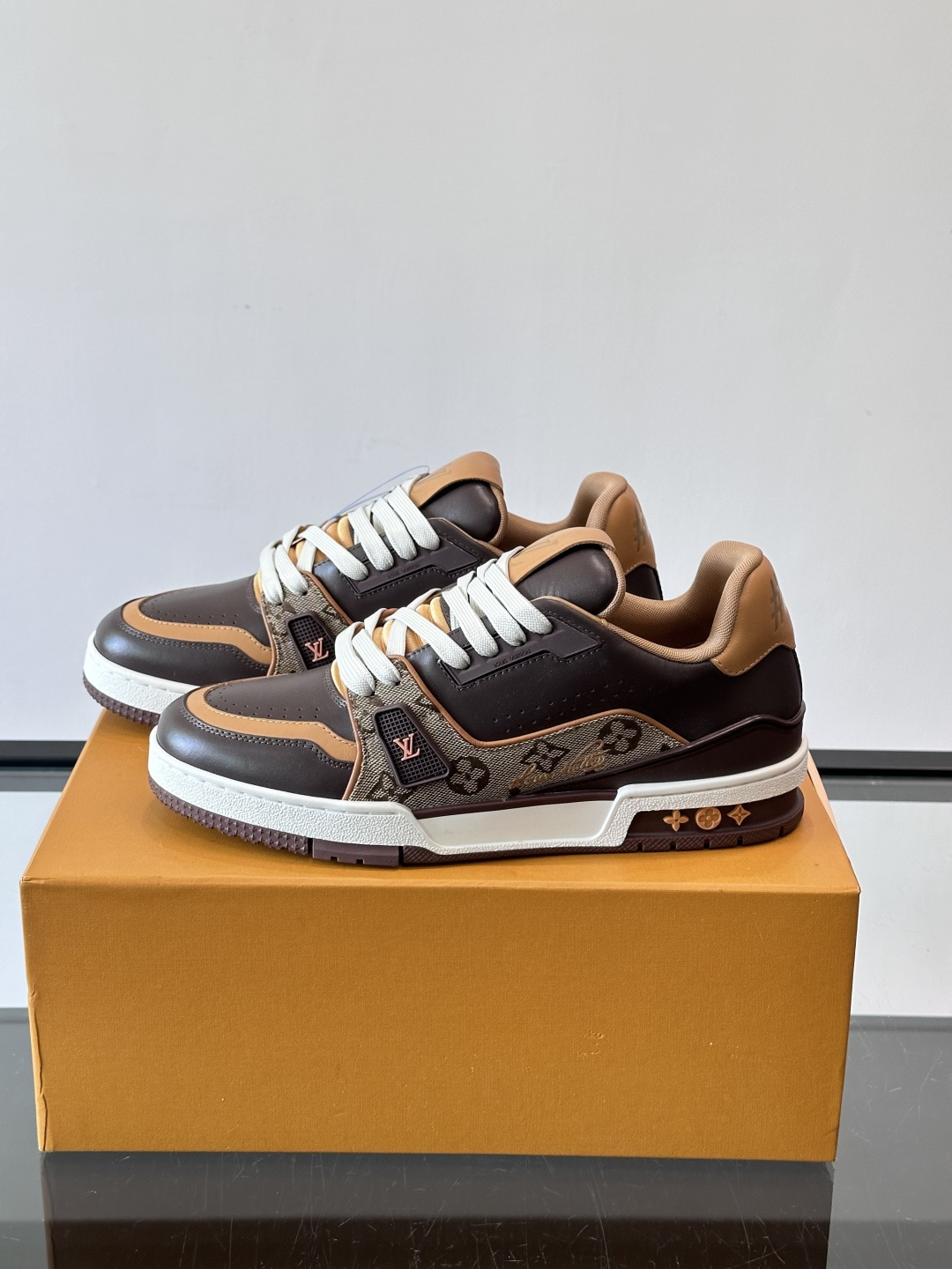 驴家 新配色 trainer运动鞋，本款 LV Trainer 运动鞋取材柔软粒面小牛皮，呈现纯净色调，