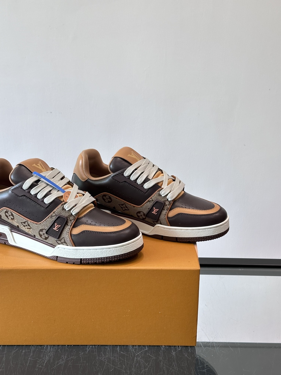 驴家 新配色 trainer运动鞋，本款 LV Trainer 运动鞋取材柔软粒面小牛皮，呈现纯净色调，