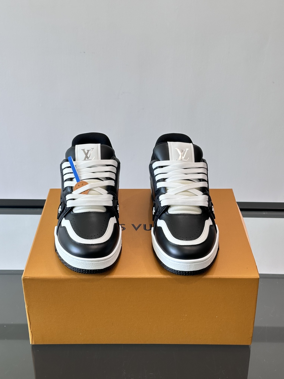 驴家 新配色 trainer运动鞋，本款 LV Trainer 运动鞋取材柔软粒面小牛皮，呈现纯净色调，