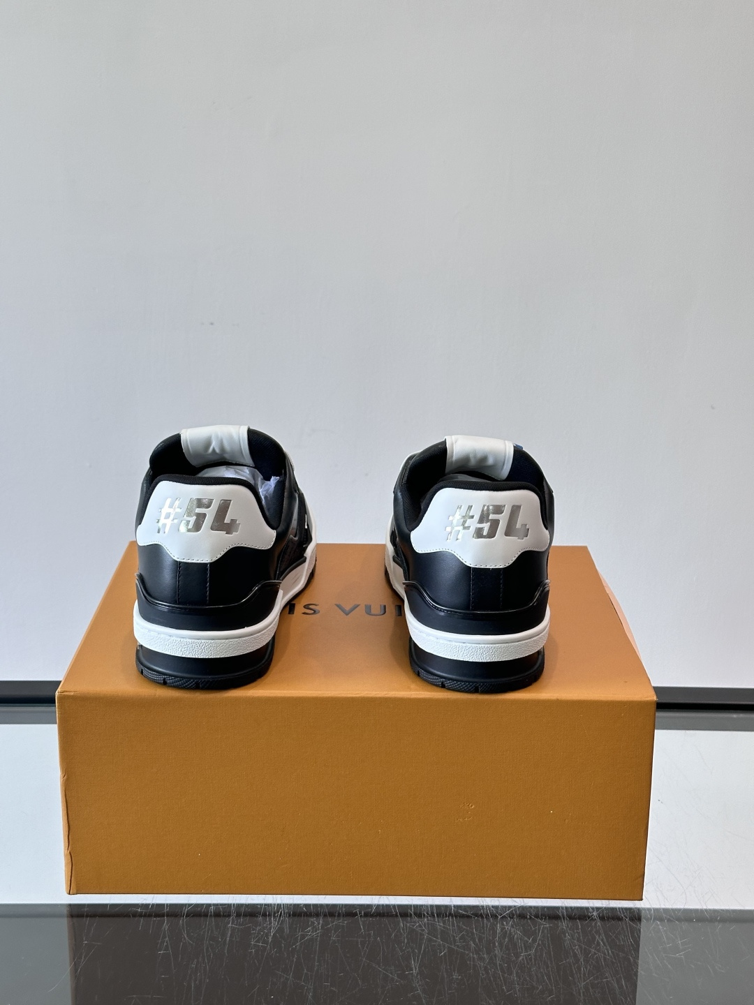 驴家 新配色 trainer运动鞋，本款 LV Trainer 运动鞋取材柔软粒面小牛皮，呈现纯净色调，