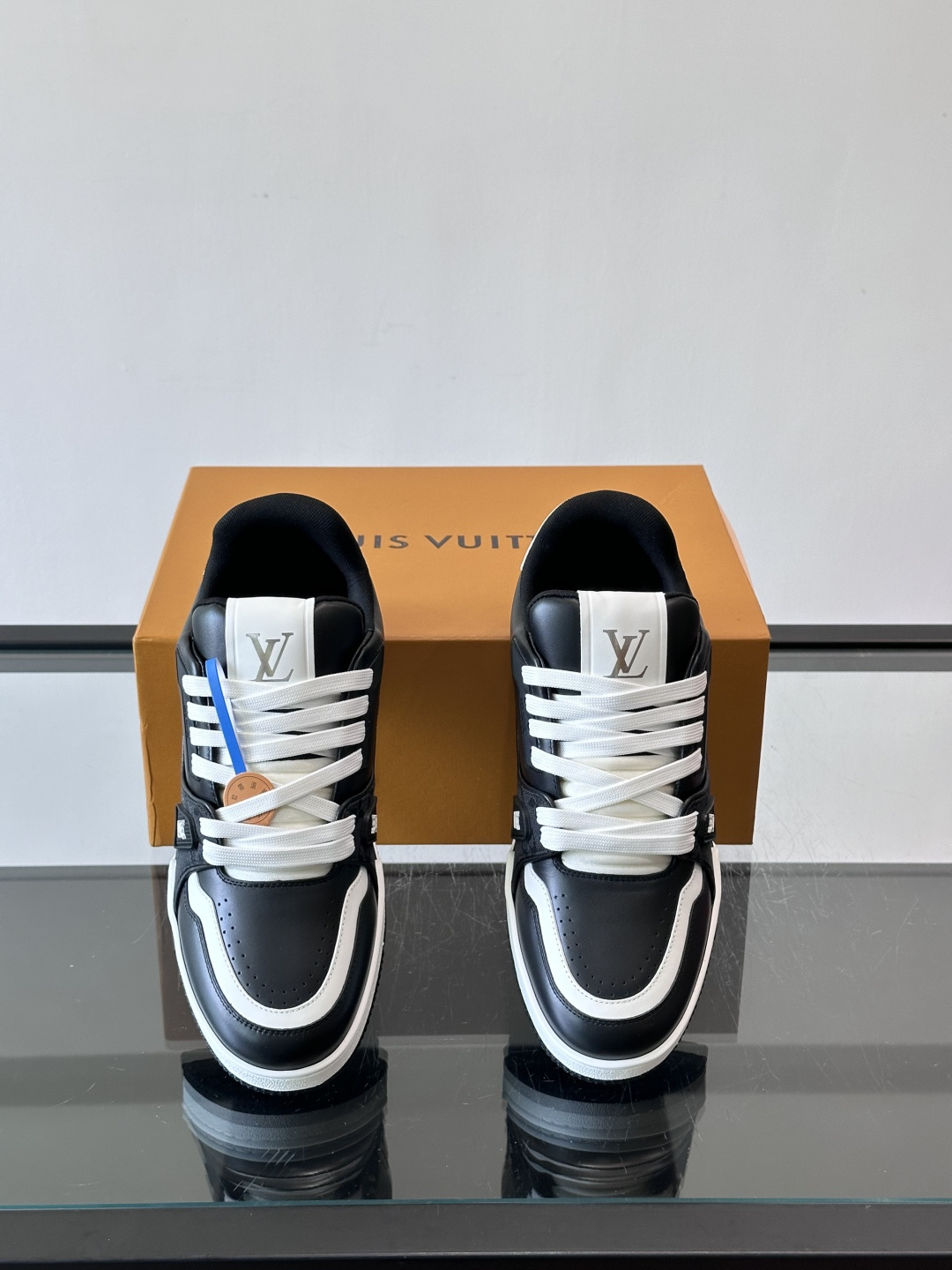 驴家 新配色 trainer运动鞋，本款 LV Trainer 运动鞋取材柔软粒面小牛皮，呈现纯净色调，