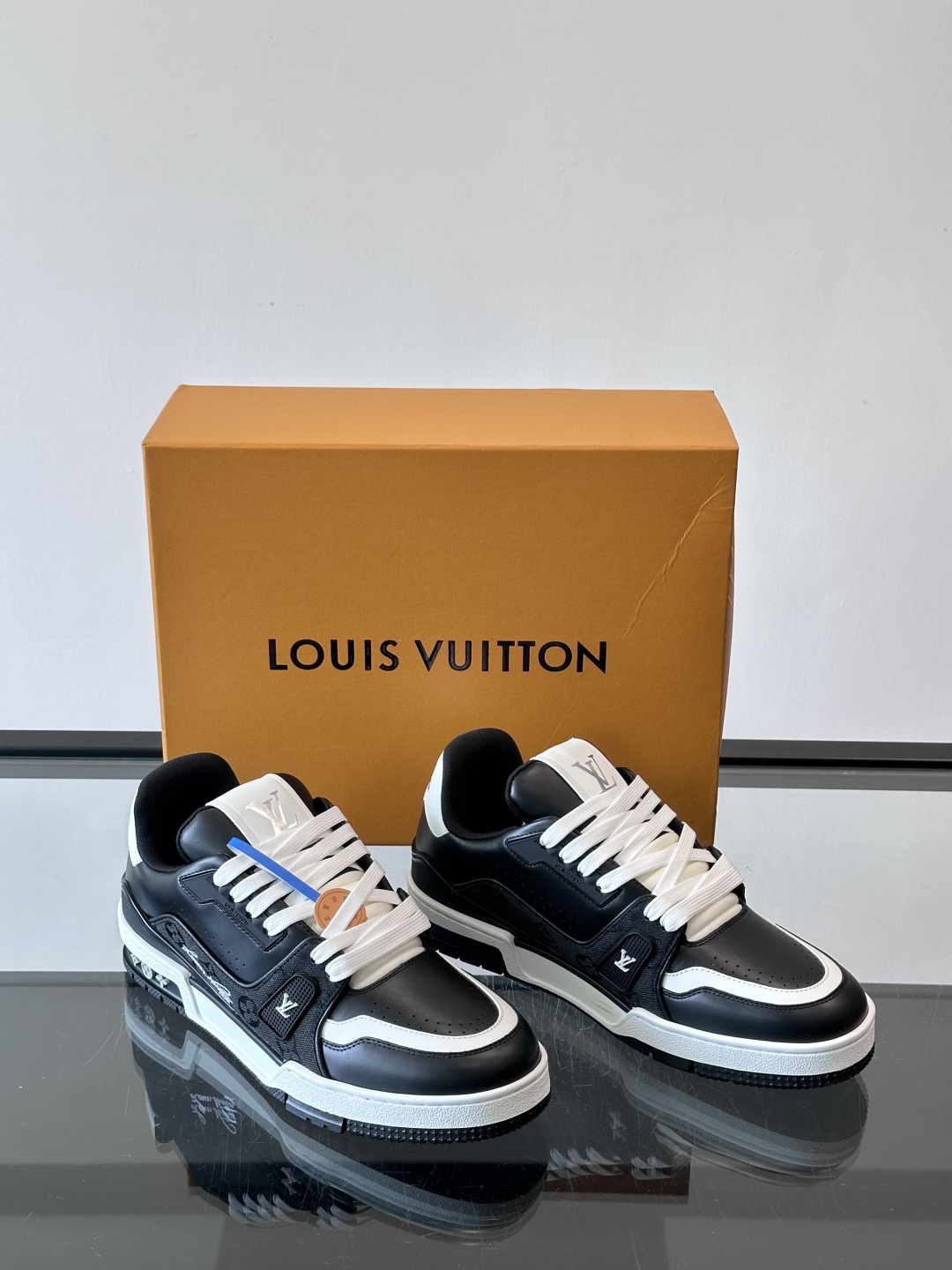 驴家 新配色 trainer运动鞋，本款 LV Trainer 运动鞋取材柔软粒面小牛皮，呈现纯净色调，