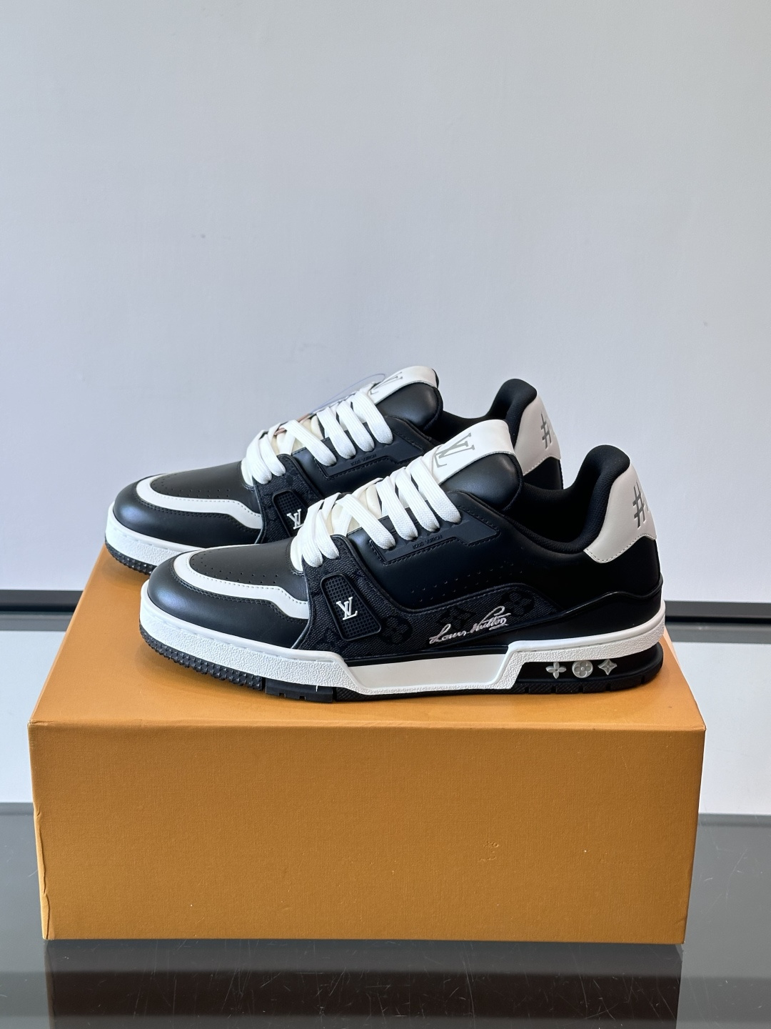 驴家 新配色 trainer运动鞋，本款 LV Trainer 运动鞋取材柔软粒面小牛皮，呈现纯净色调，