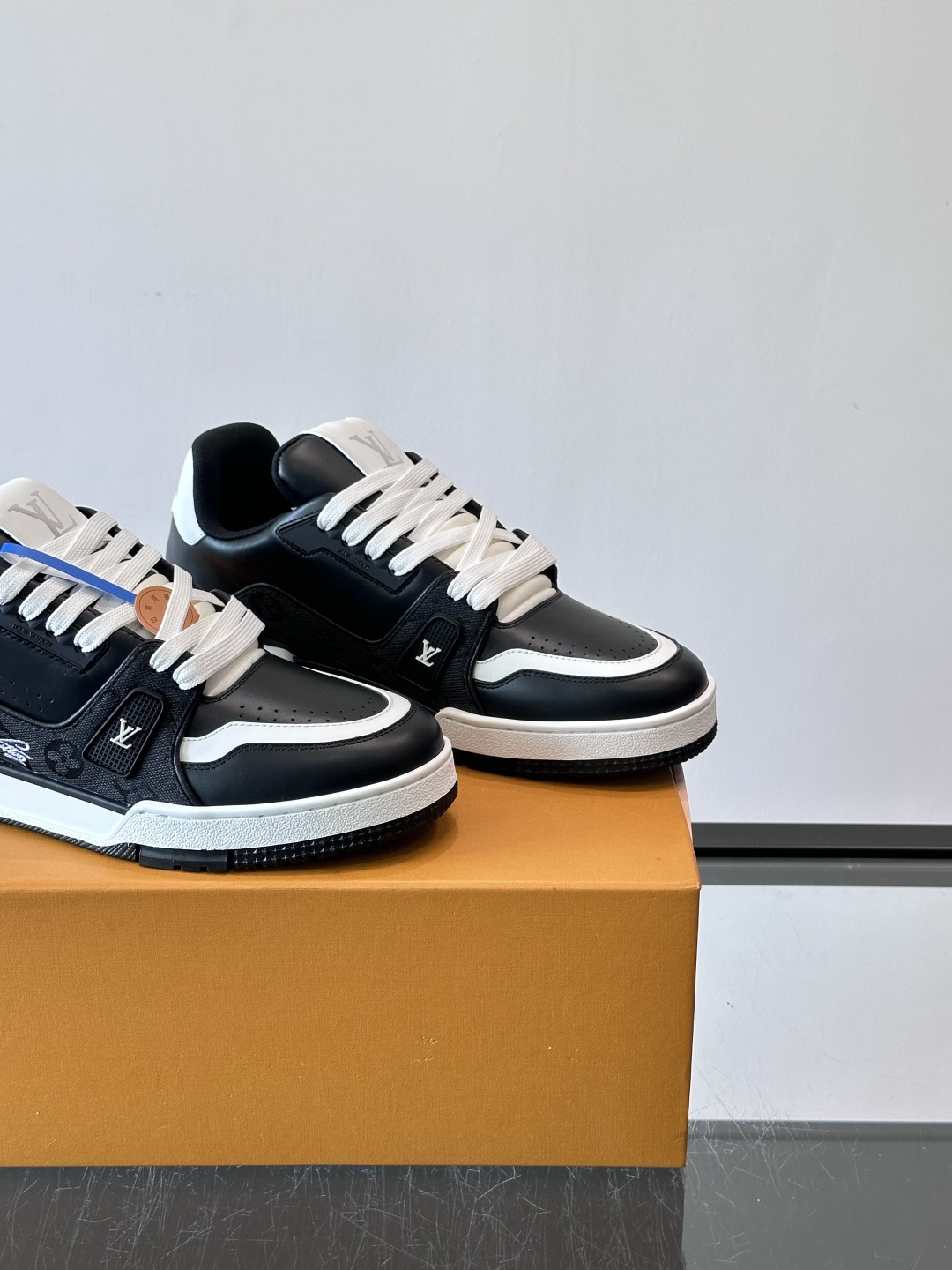 驴家 新配色 trainer运动鞋，本款 LV Trainer 运动鞋取材柔软粒面小牛皮，呈现纯净色调，