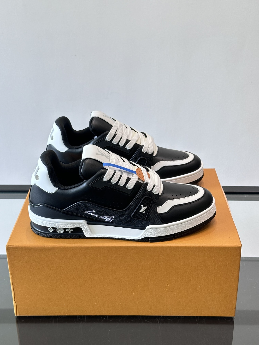 驴家 新配色 trainer运动鞋，本款 LV Trainer 运动鞋取材柔软粒面小牛皮，呈现纯净色调，