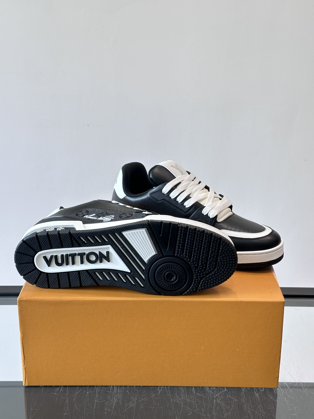 驴家 新配色 trainer运动鞋，本款 LV Trainer 运动鞋取材柔软粒面小牛皮，呈现纯净色调，