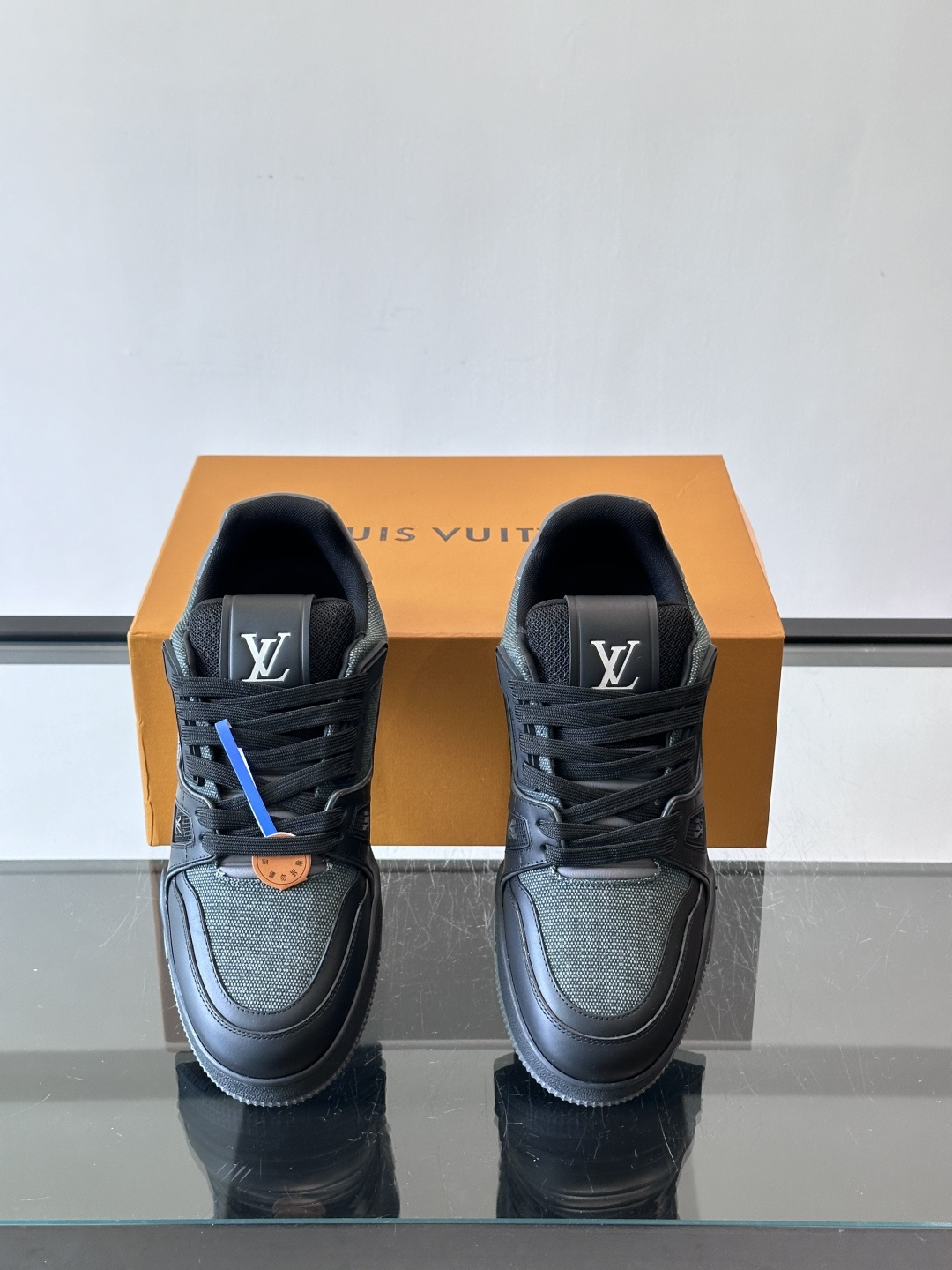 驴家 新配色 trainer运动鞋，本款 LV Trainer 运动鞋取材柔软粒面小牛皮，呈现纯净色调，