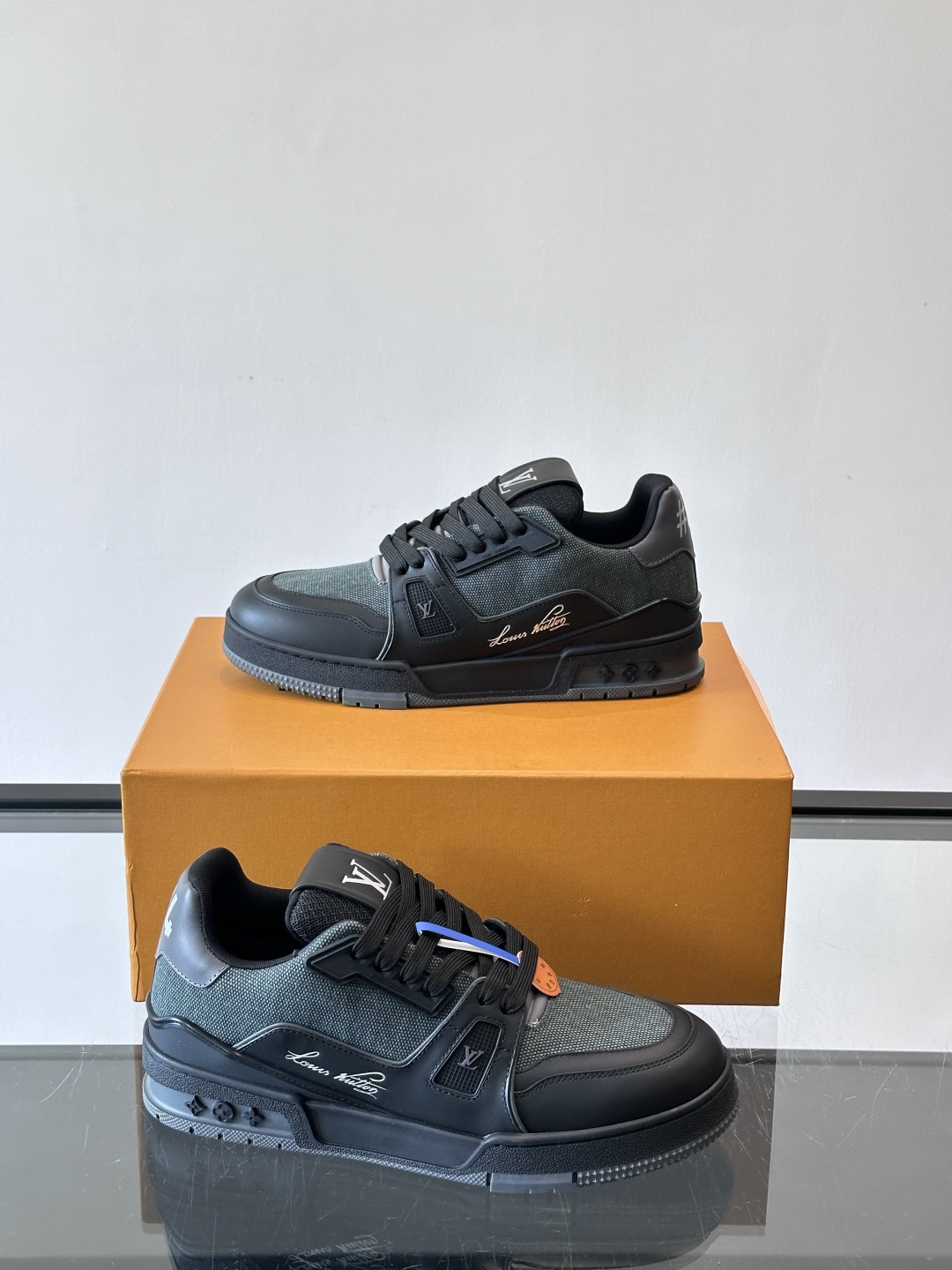 驴家 新配色 trainer运动鞋，本款 LV Trainer 运动鞋取材柔软粒面小牛皮，呈现纯净色调，