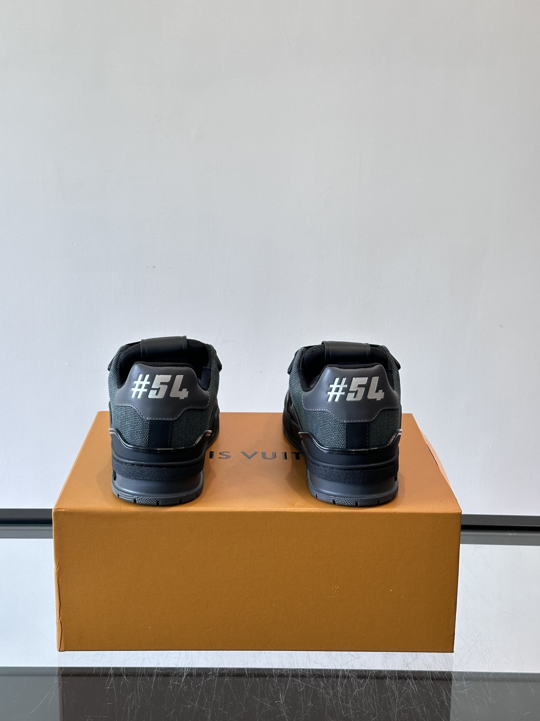 驴家 新配色 trainer运动鞋，本款 LV Trainer 运动鞋取材柔软粒面小牛皮，呈现纯净色调，