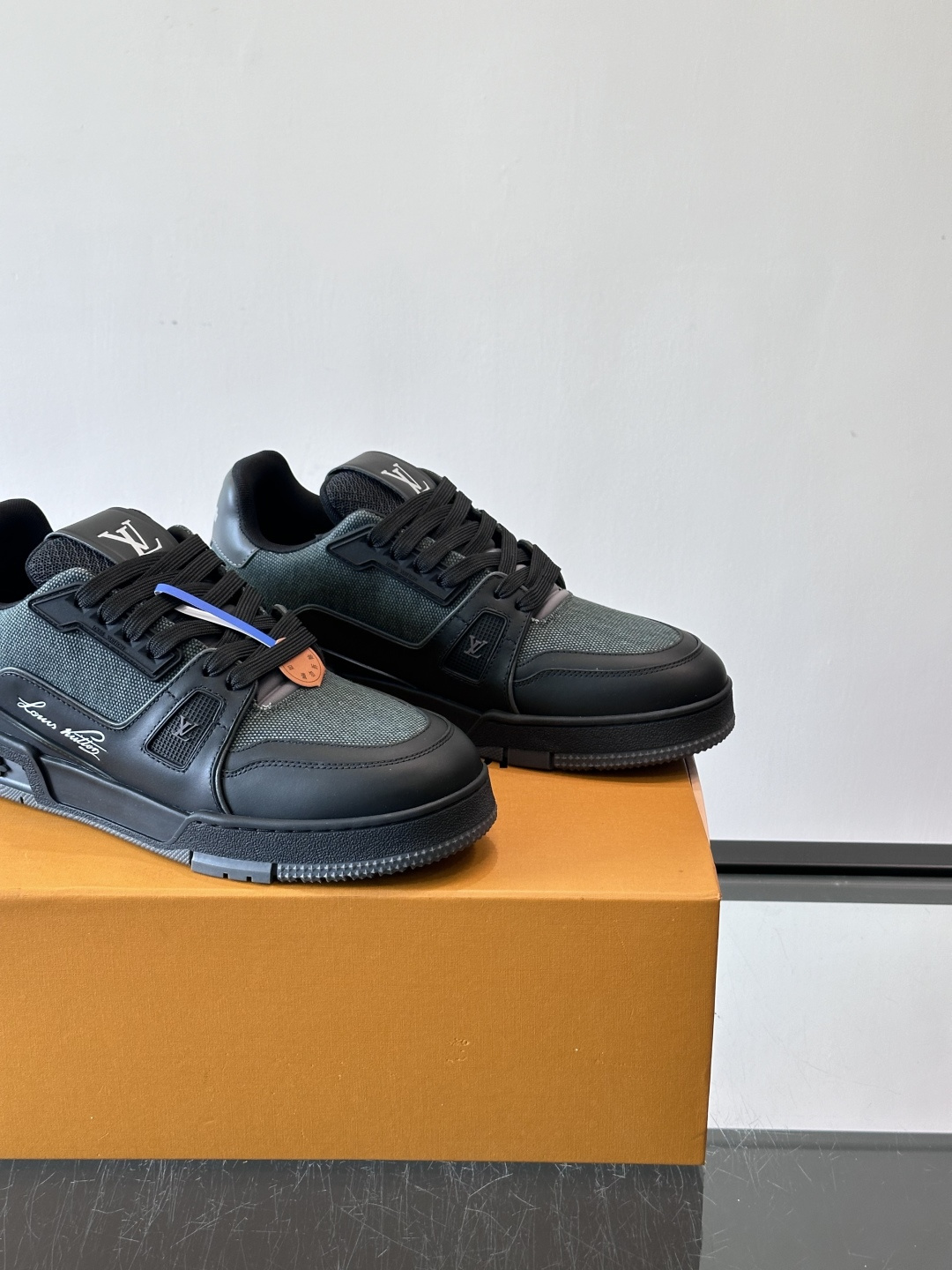 驴家 新配色 trainer运动鞋，本款 LV Trainer 运动鞋取材柔软粒面小牛皮，呈现纯净色调，