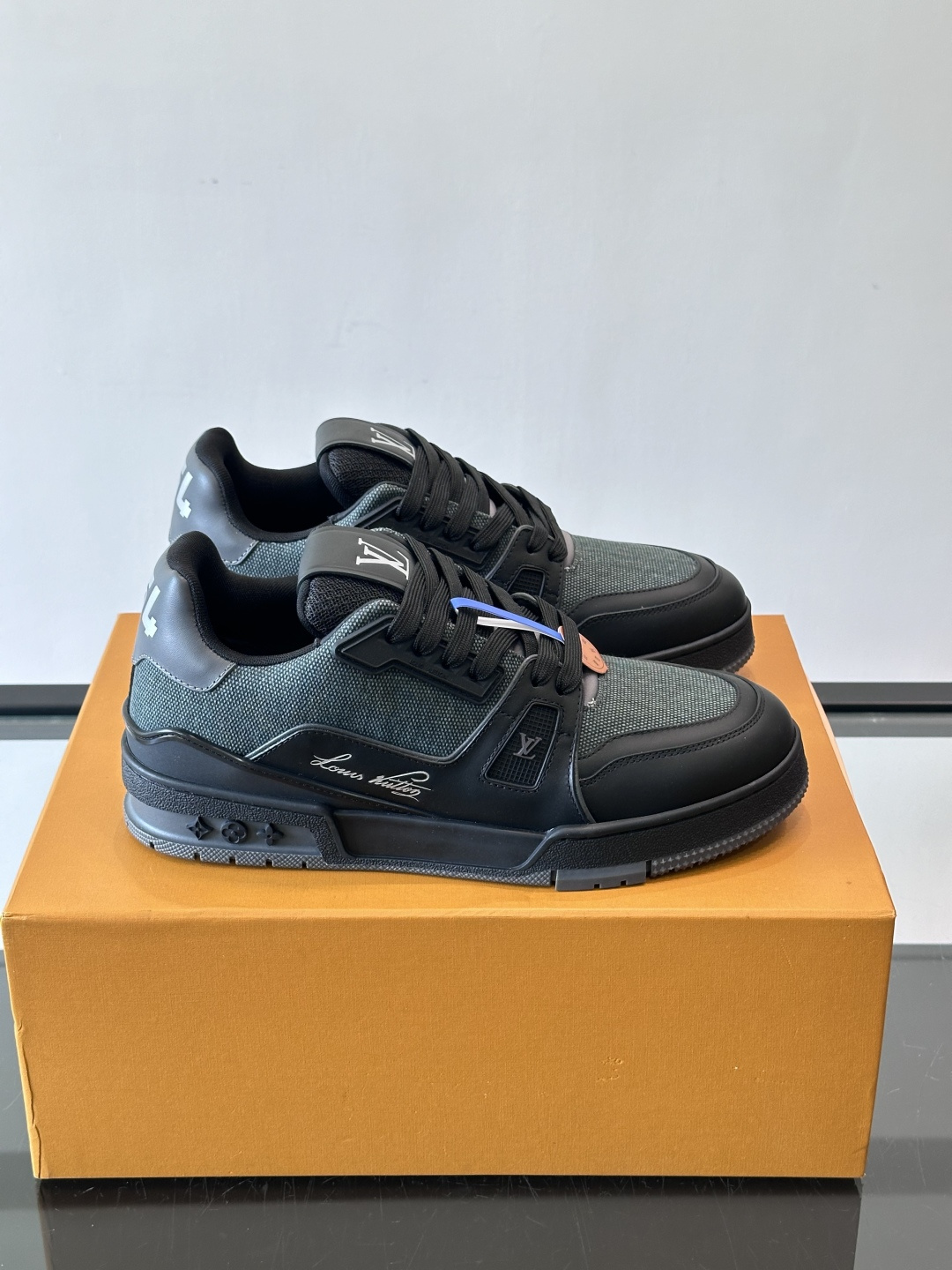 驴家 新配色 trainer运动鞋，本款 LV Trainer 运动鞋取材柔软粒面小牛皮，呈现纯净色调，