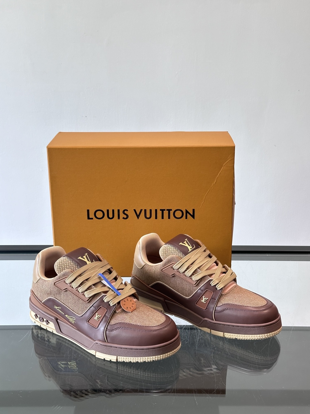 驴家 新配色 trainer运动鞋，本款 LV Trainer 运动鞋取材柔软粒面小牛皮，呈现纯净色调，