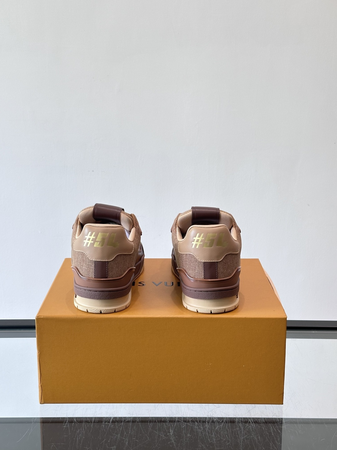 驴家 新配色 trainer运动鞋，本款 LV Trainer 运动鞋取材柔软粒面小牛皮，呈现纯净色调，