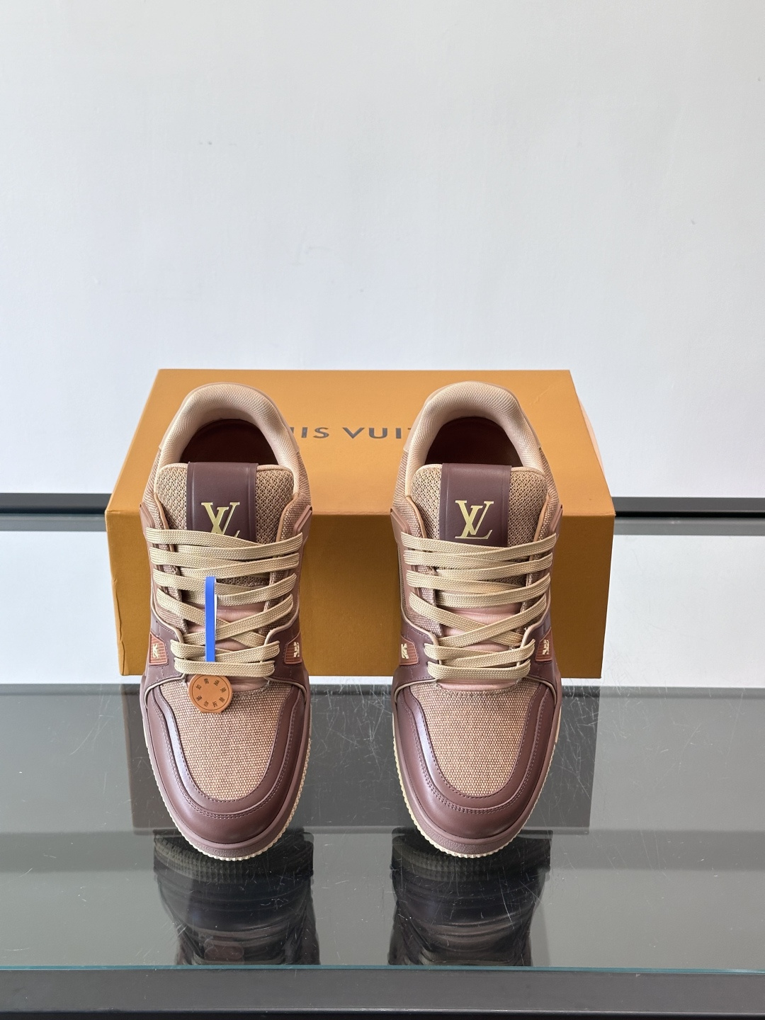 驴家 新配色 trainer运动鞋，本款 LV Trainer 运动鞋取材柔软粒面小牛皮，呈现纯净色调，