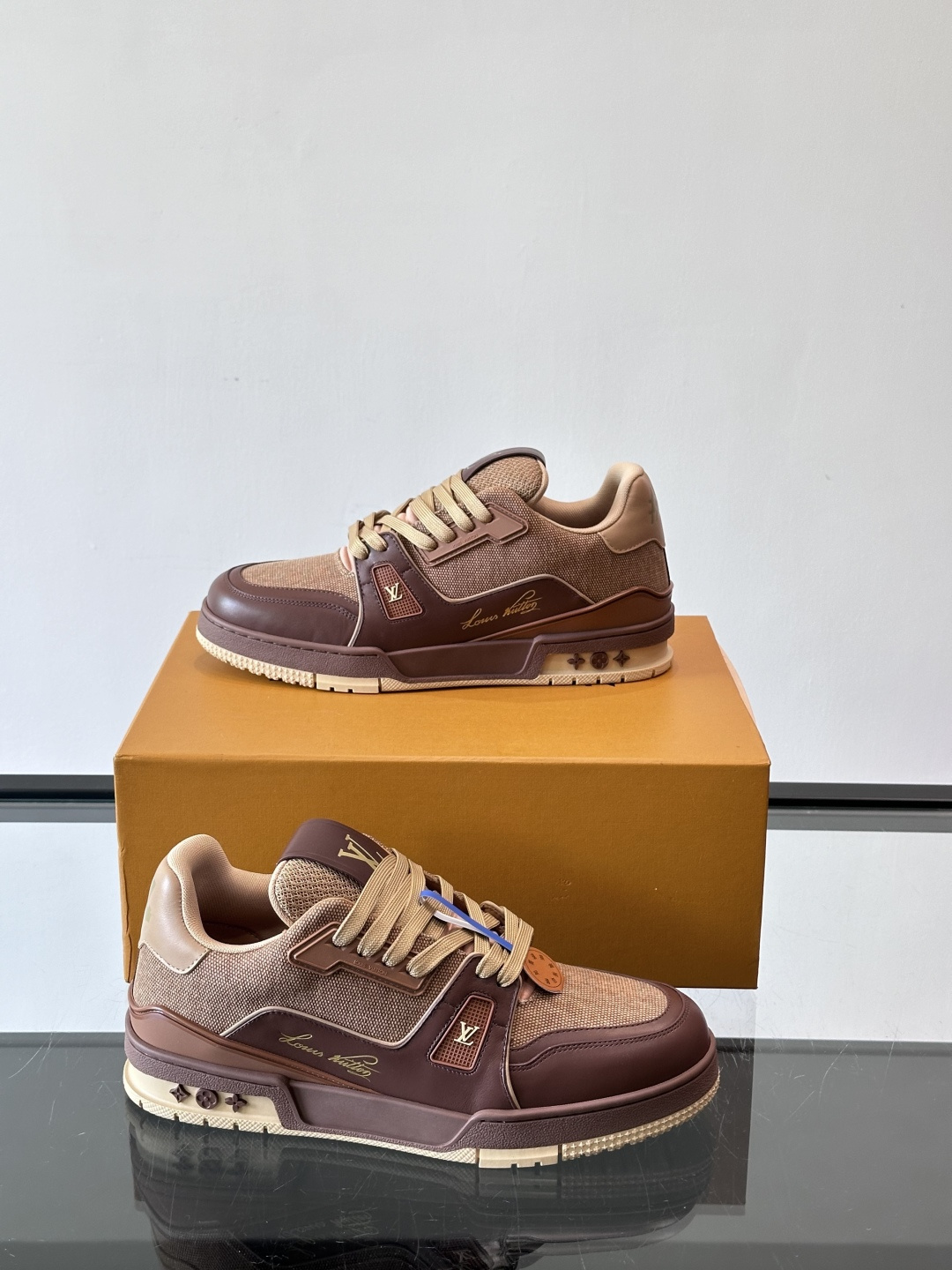 驴家 新配色 trainer运动鞋，本款 LV Trainer 运动鞋取材柔软粒面小牛皮，呈现纯净色调，