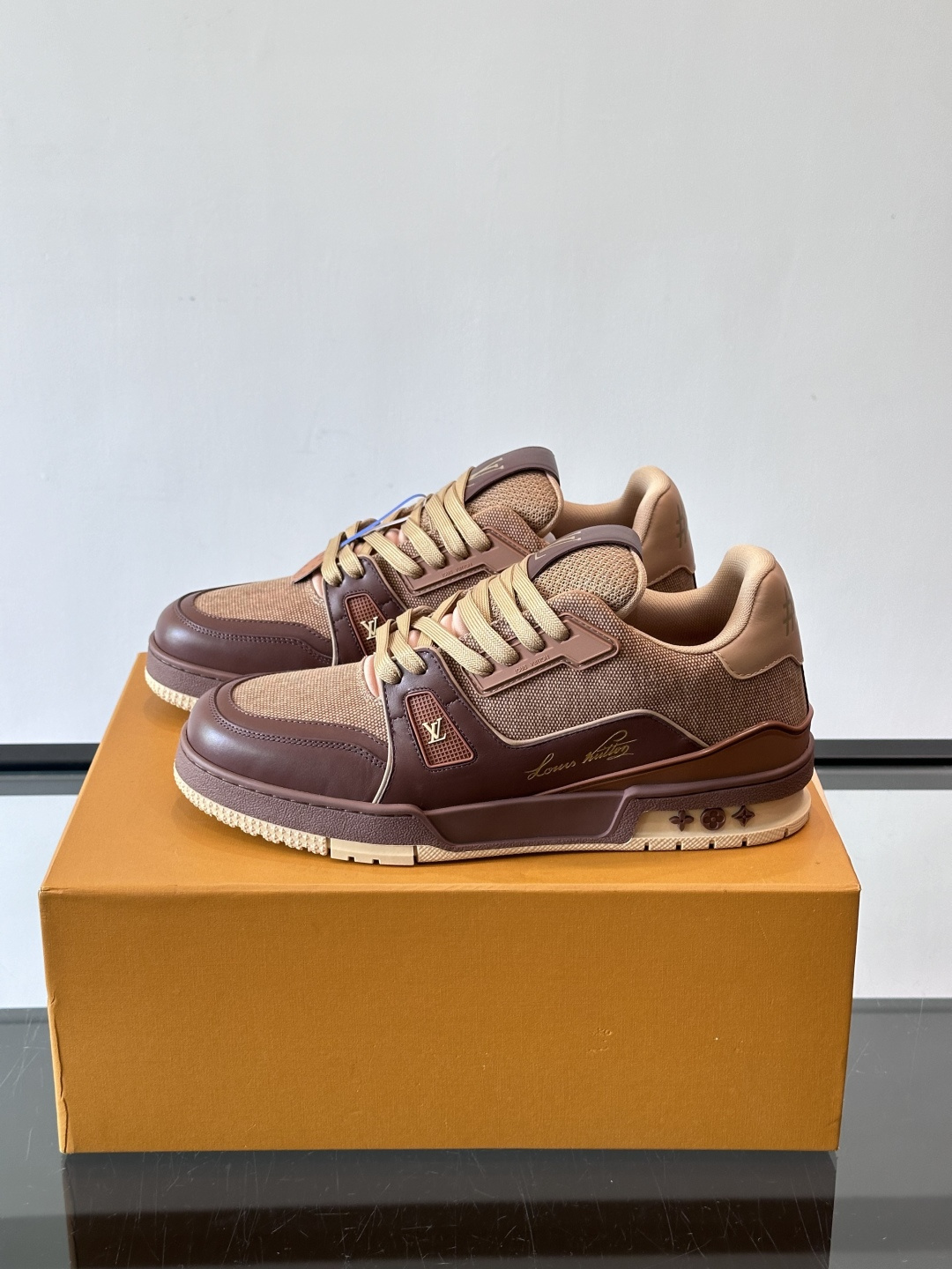 驴家 新配色 trainer运动鞋，本款 LV Trainer 运动鞋取材柔软粒面小牛皮，呈现纯净色调，