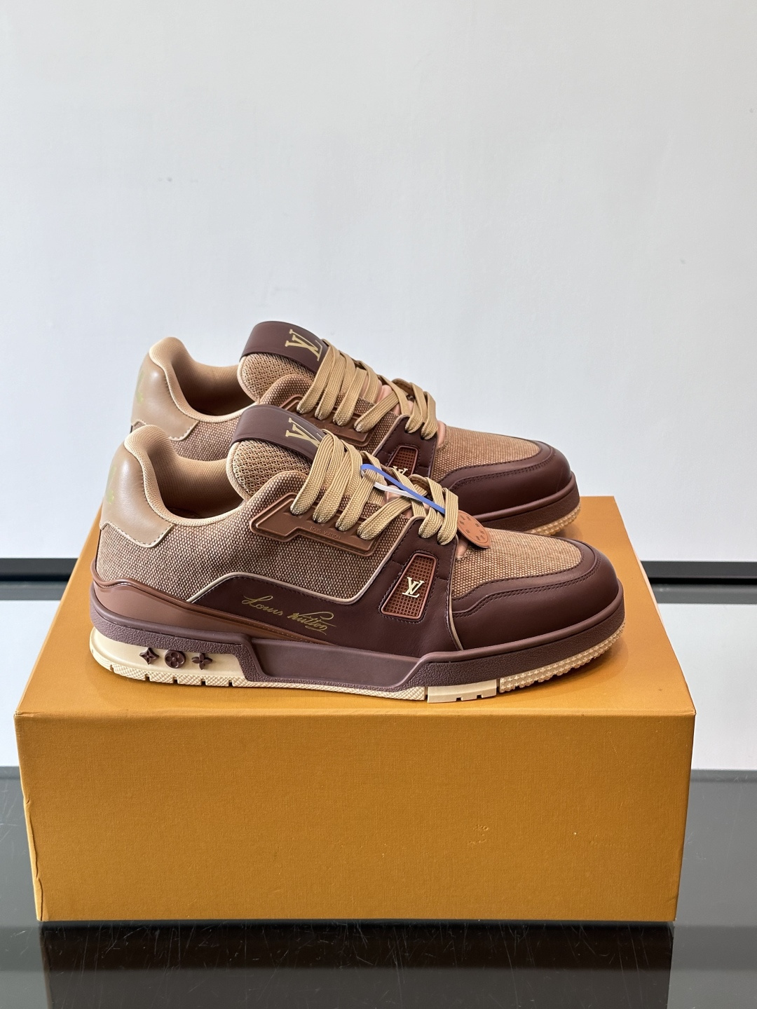 驴家 新配色 trainer运动鞋，本款 LV Trainer 运动鞋取材柔软粒面小牛皮，呈现纯净色调，