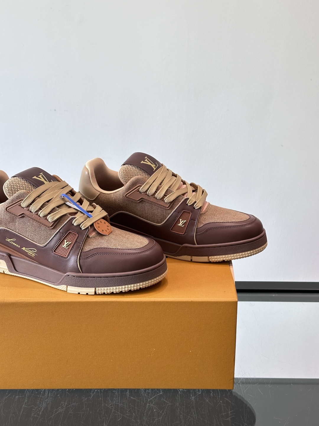 驴家 新配色 trainer运动鞋，本款 LV Trainer 运动鞋取材柔软粒面小牛皮，呈现纯净色调，