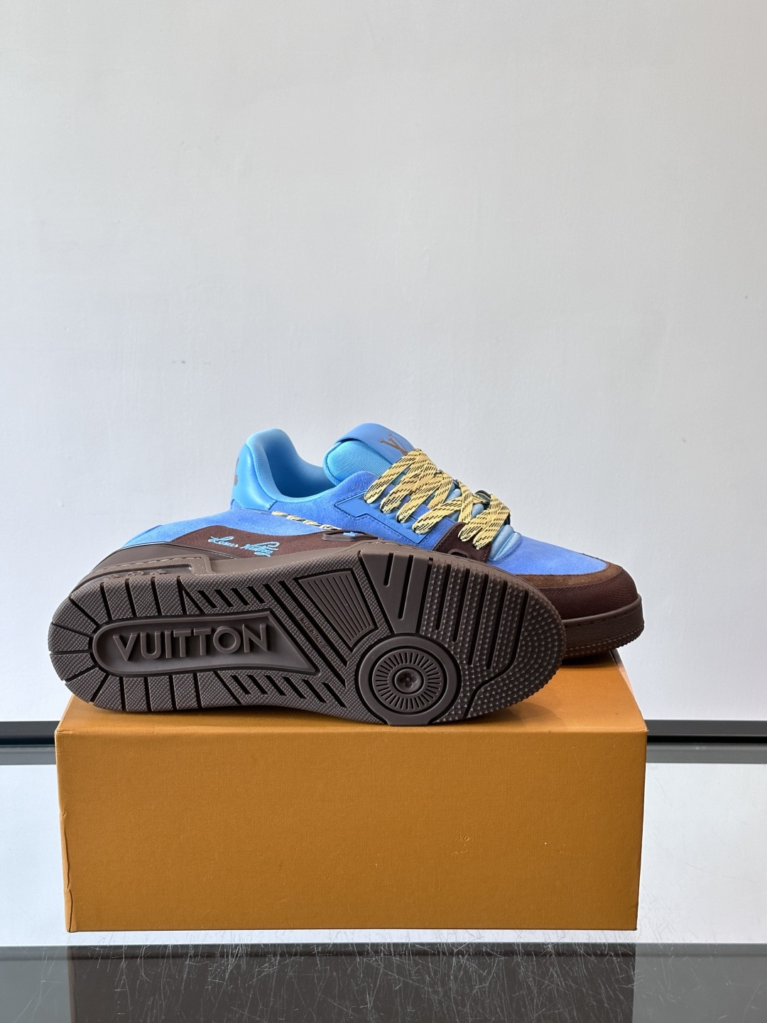 驴家 新配色 trainer运动鞋，本款 LV Trainer 运动鞋取材柔软粒面小牛皮，呈现纯净色调，