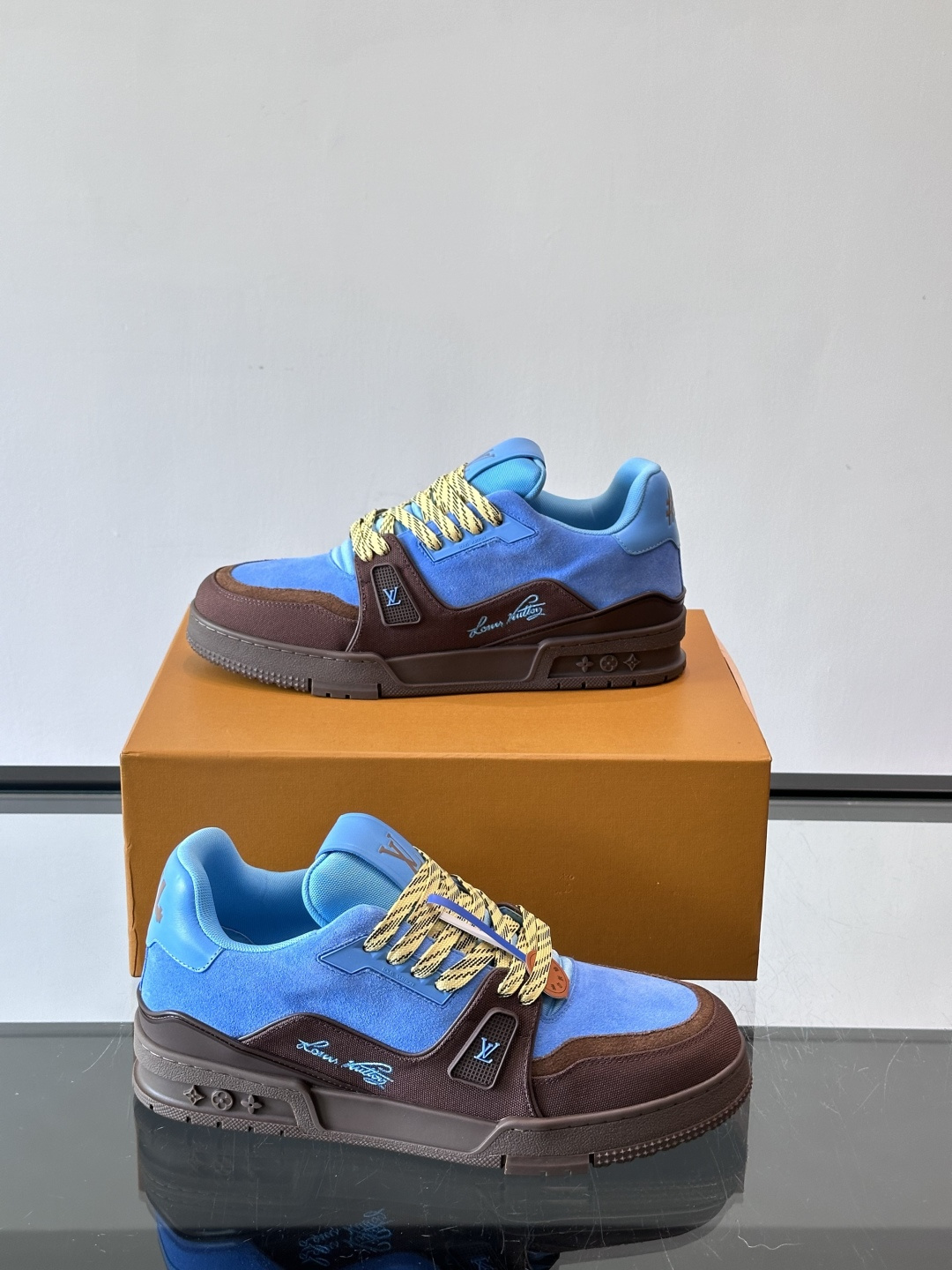 驴家 新配色 trainer运动鞋，本款 LV Trainer 运动鞋取材柔软粒面小牛皮，呈现纯净色调，