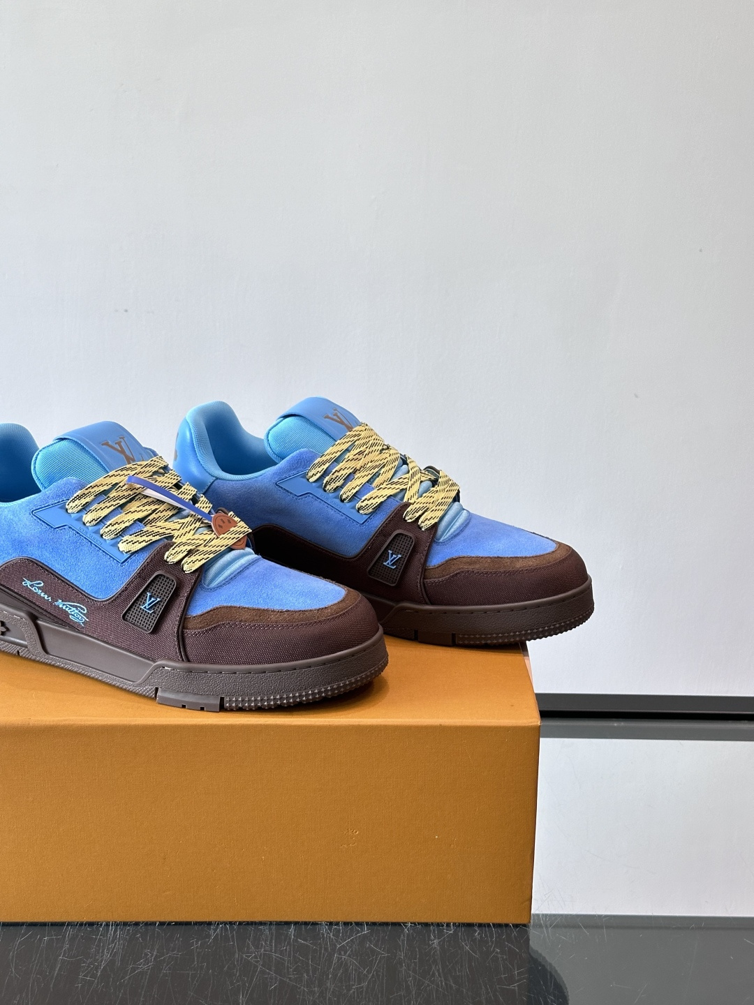 驴家 新配色 trainer运动鞋，本款 LV Trainer 运动鞋取材柔软粒面小牛皮，呈现纯净色调，