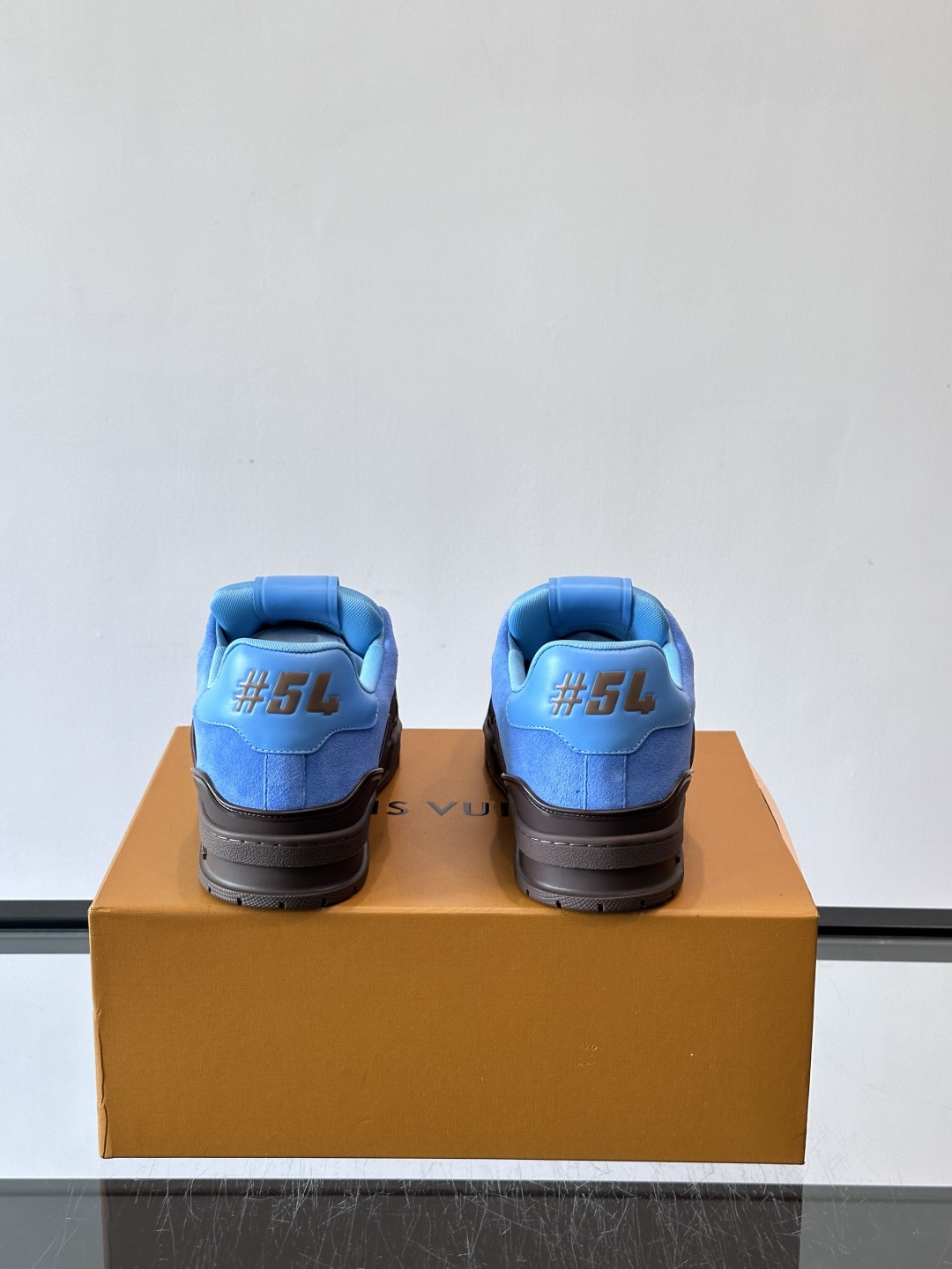 驴家 新配色 trainer运动鞋，本款 LV Trainer 运动鞋取材柔软粒面小牛皮，呈现纯净色调，