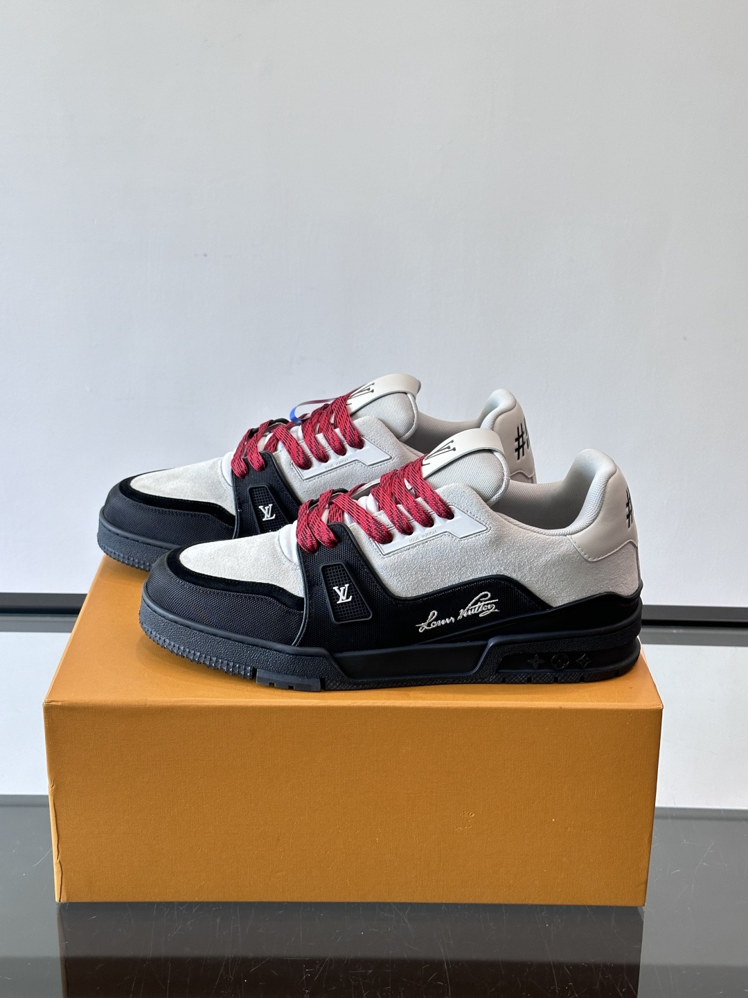 驴家 新配色 trainer运动鞋，本款 LV Trainer 运动鞋取材柔软粒面小牛皮，呈现纯净色调，
