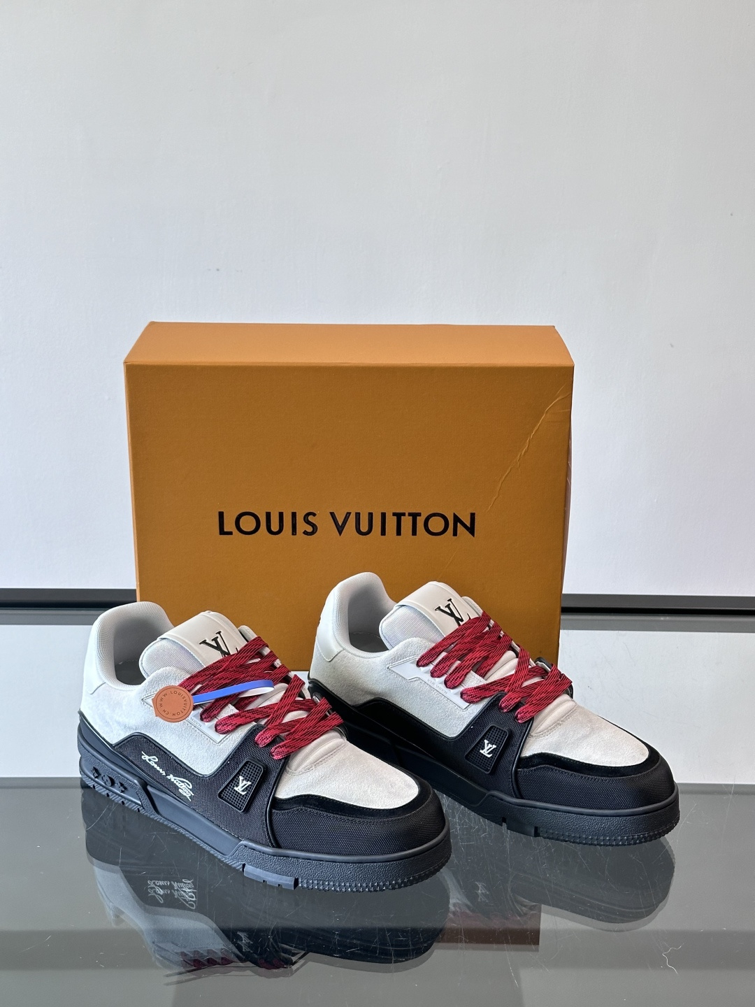 驴家 新配色 trainer运动鞋，本款 LV Trainer 运动鞋取材柔软粒面小牛皮，呈现纯净色调，