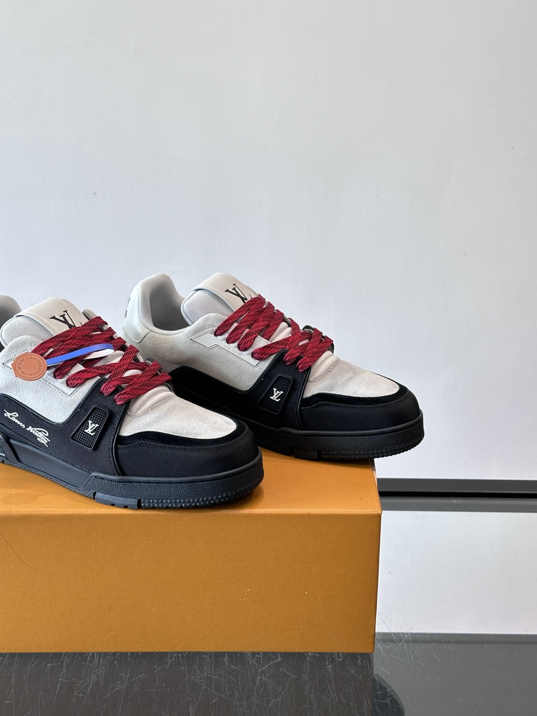 驴家 新配色 trainer运动鞋，本款 LV Trainer 运动鞋取材柔软粒面小牛皮，呈现纯净色调，