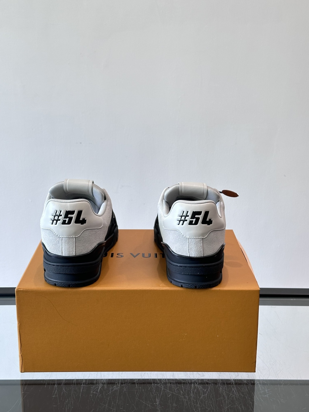 驴家 新配色 trainer运动鞋，本款 LV Trainer 运动鞋取材柔软粒面小牛皮，呈现纯净色调，