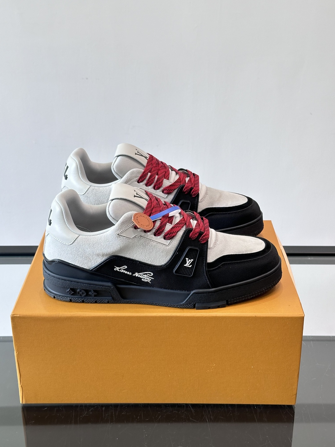 驴家 新配色 trainer运动鞋，本款 LV Trainer 运动鞋取材柔软粒面小牛皮，呈现纯净色调，