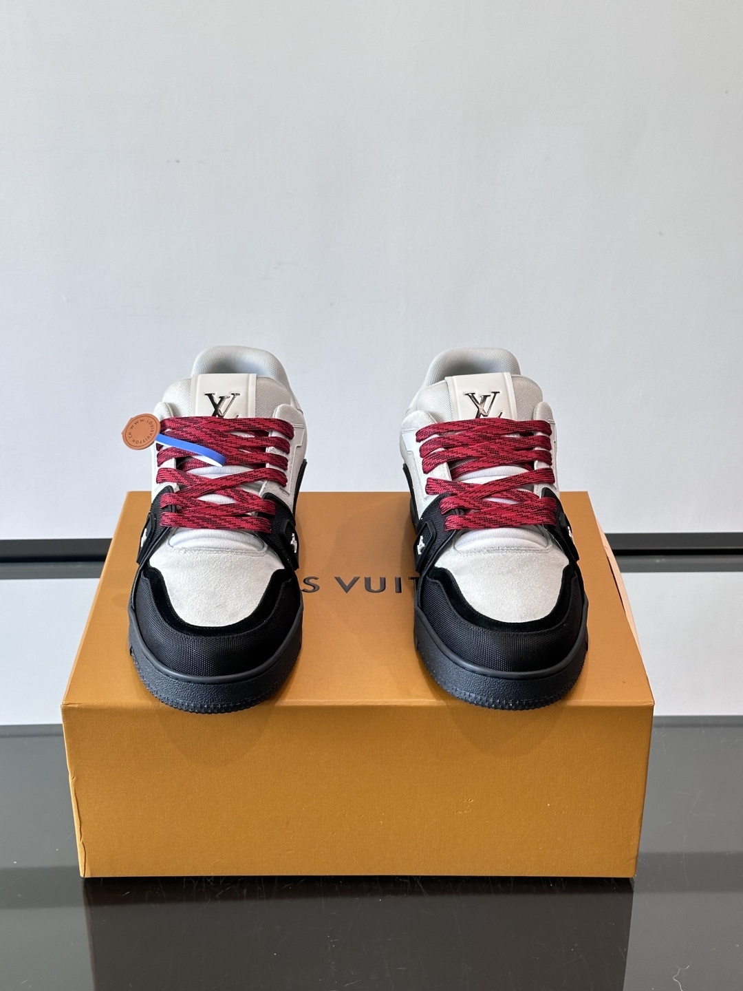 驴家 新配色 trainer运动鞋，本款 LV Trainer 运动鞋取材柔软粒面小牛皮，呈现纯净色调，