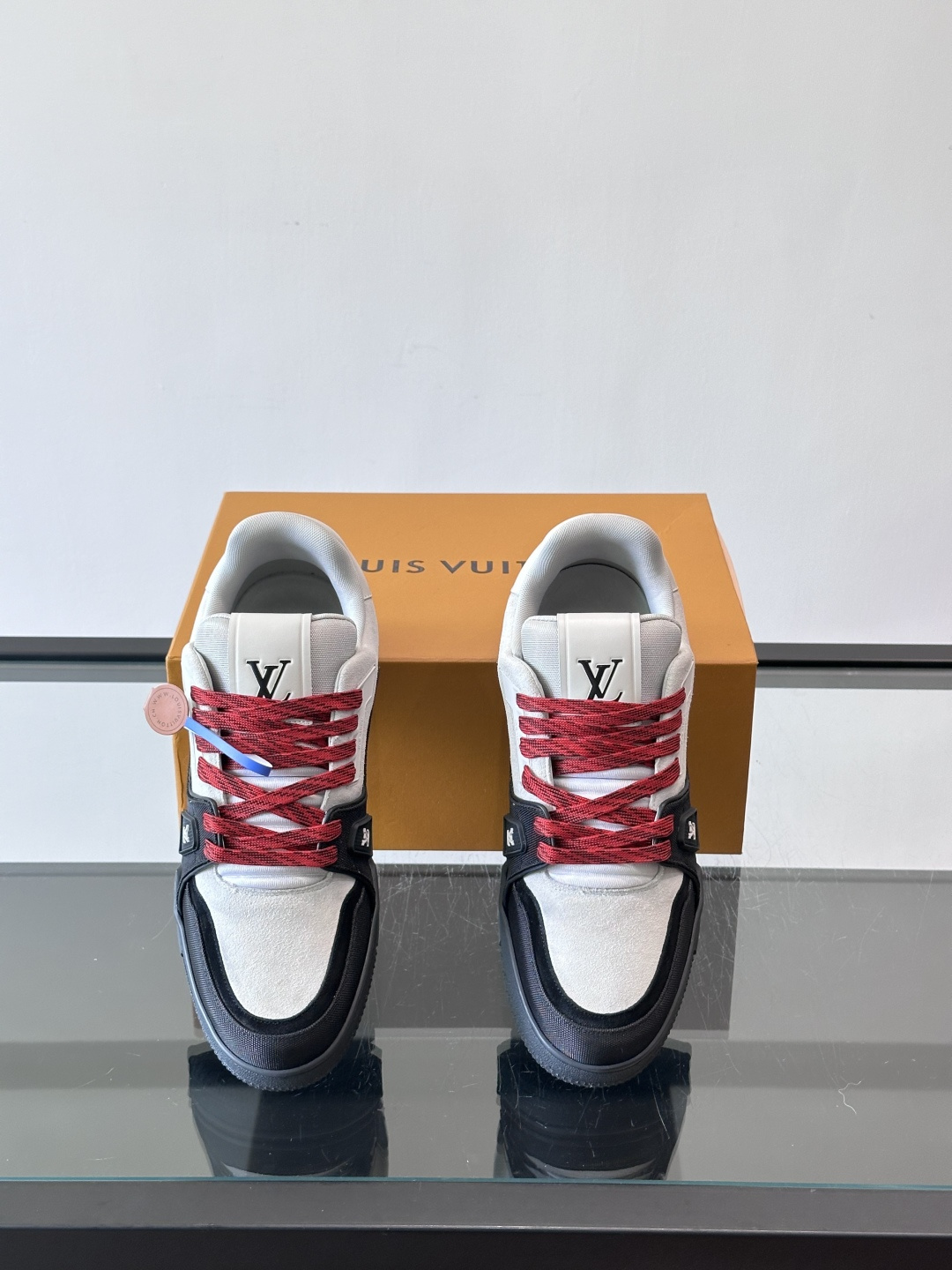 驴家 新配色 trainer运动鞋，本款 LV Trainer 运动鞋取材柔软粒面小牛皮，呈现纯净色调，