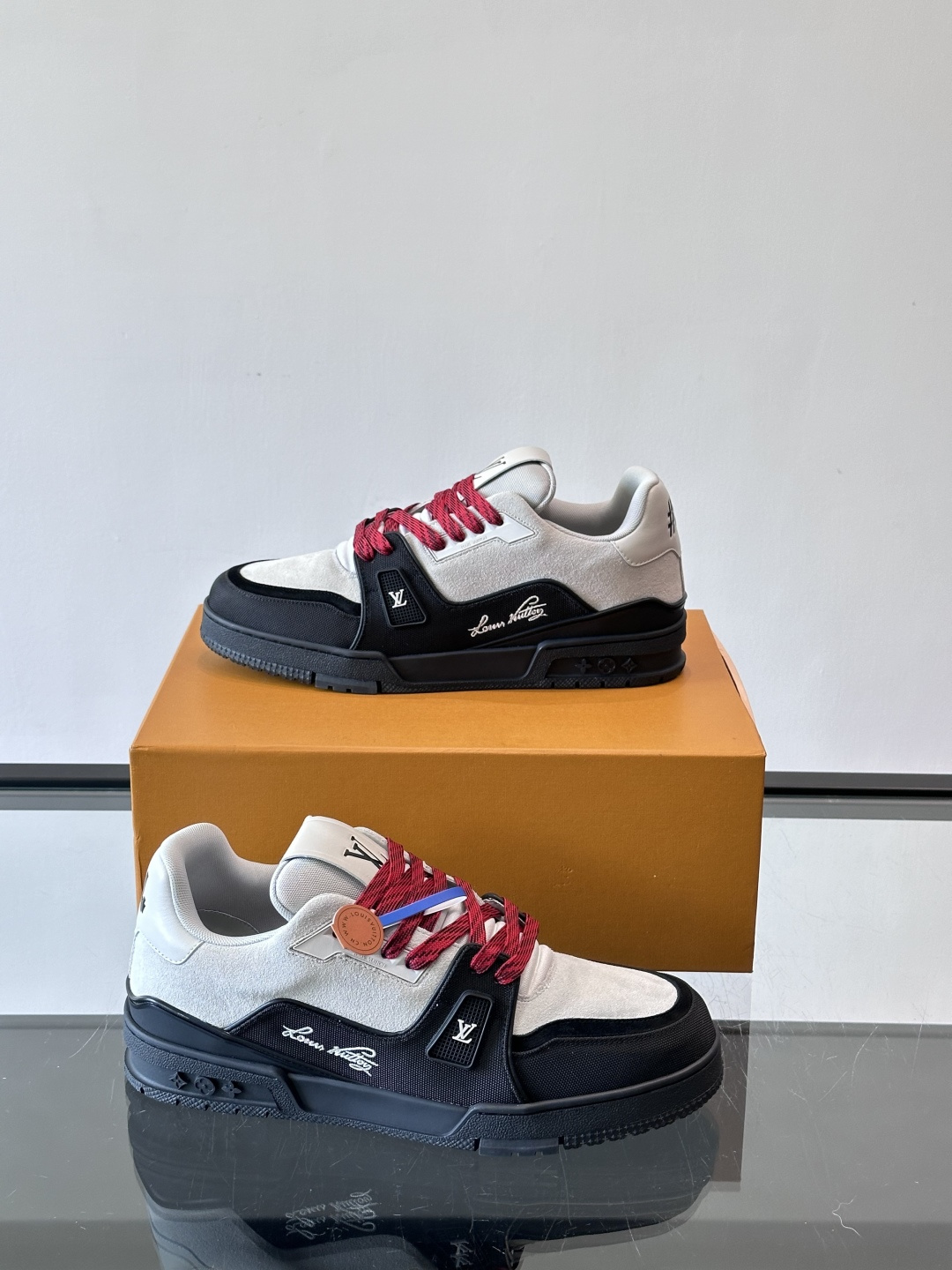 驴家 新配色 trainer运动鞋，本款 LV Trainer 运动鞋取材柔软粒面小牛皮，呈现纯净色调，