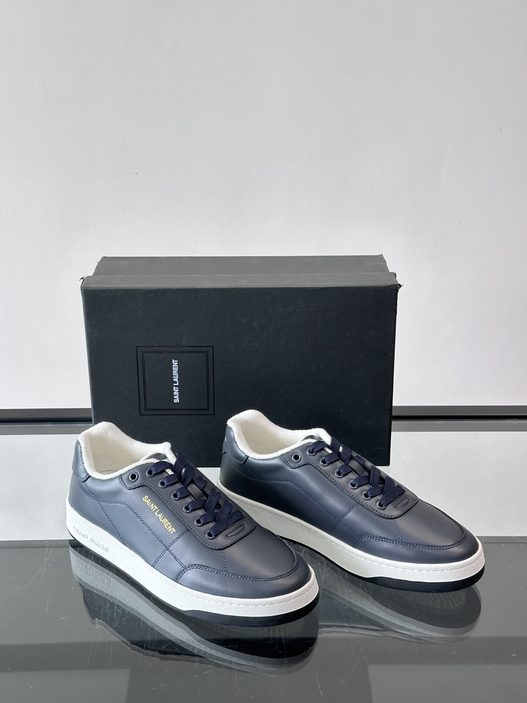 圣罗兰SL20休闲鞋，简约复古设计，牛皮革+多色拼接，侧面金色logo超有辨识度。鞋底轻便舒适，日常通勤