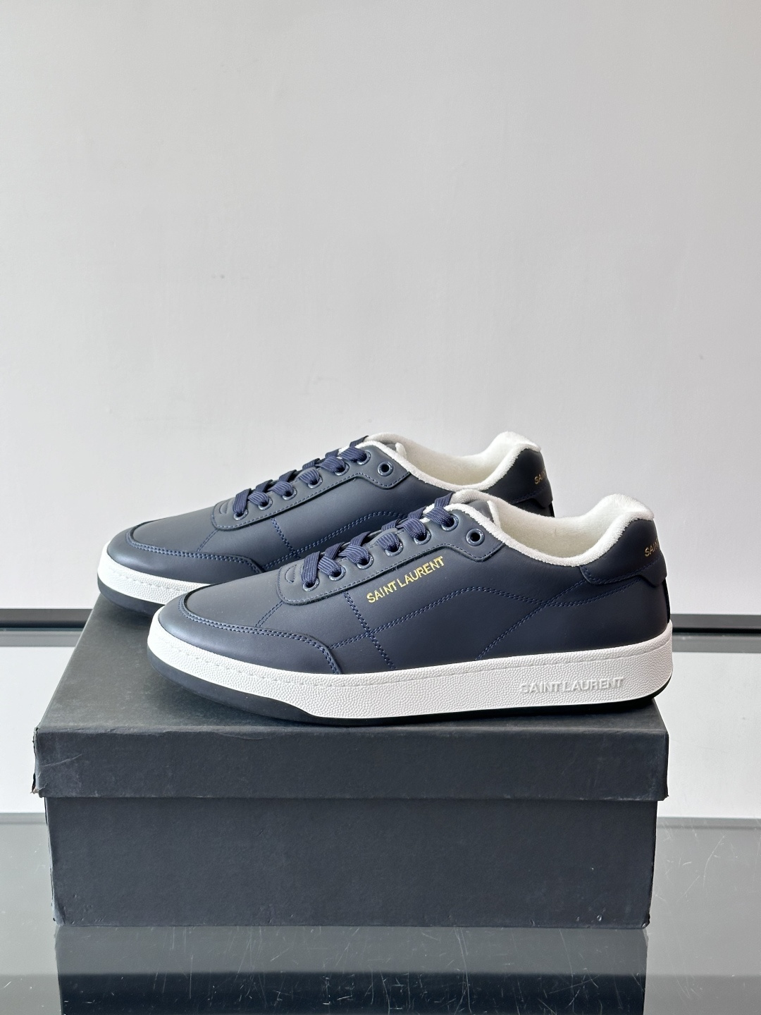 圣罗兰SL20休闲鞋，简约复古设计，牛皮革+多色拼接，侧面金色logo超有辨识度。鞋底轻便舒适，日常通勤