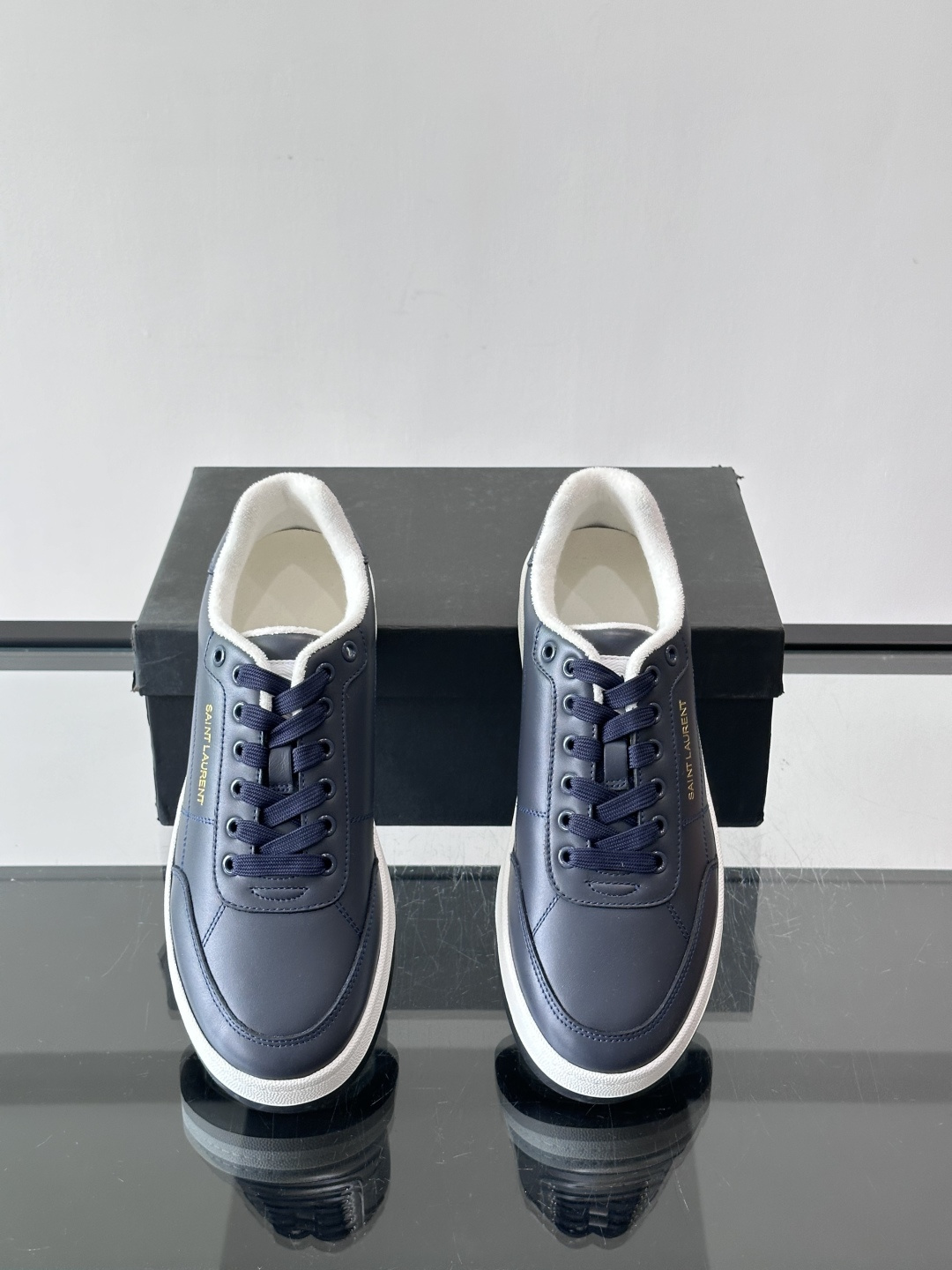 圣罗兰SL20休闲鞋，简约复古设计，牛皮革+多色拼接，侧面金色logo超有辨识度。鞋底轻便舒适，日常通勤