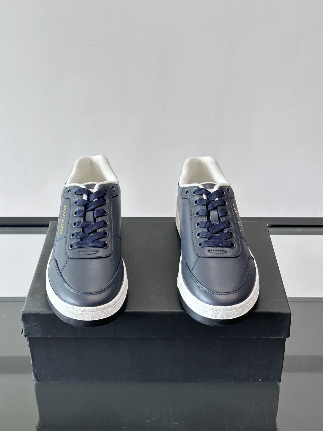 圣罗兰SL20休闲鞋，简约复古设计，牛皮革+多色拼接，侧面金色logo超有辨识度。鞋底轻便舒适，日常通勤