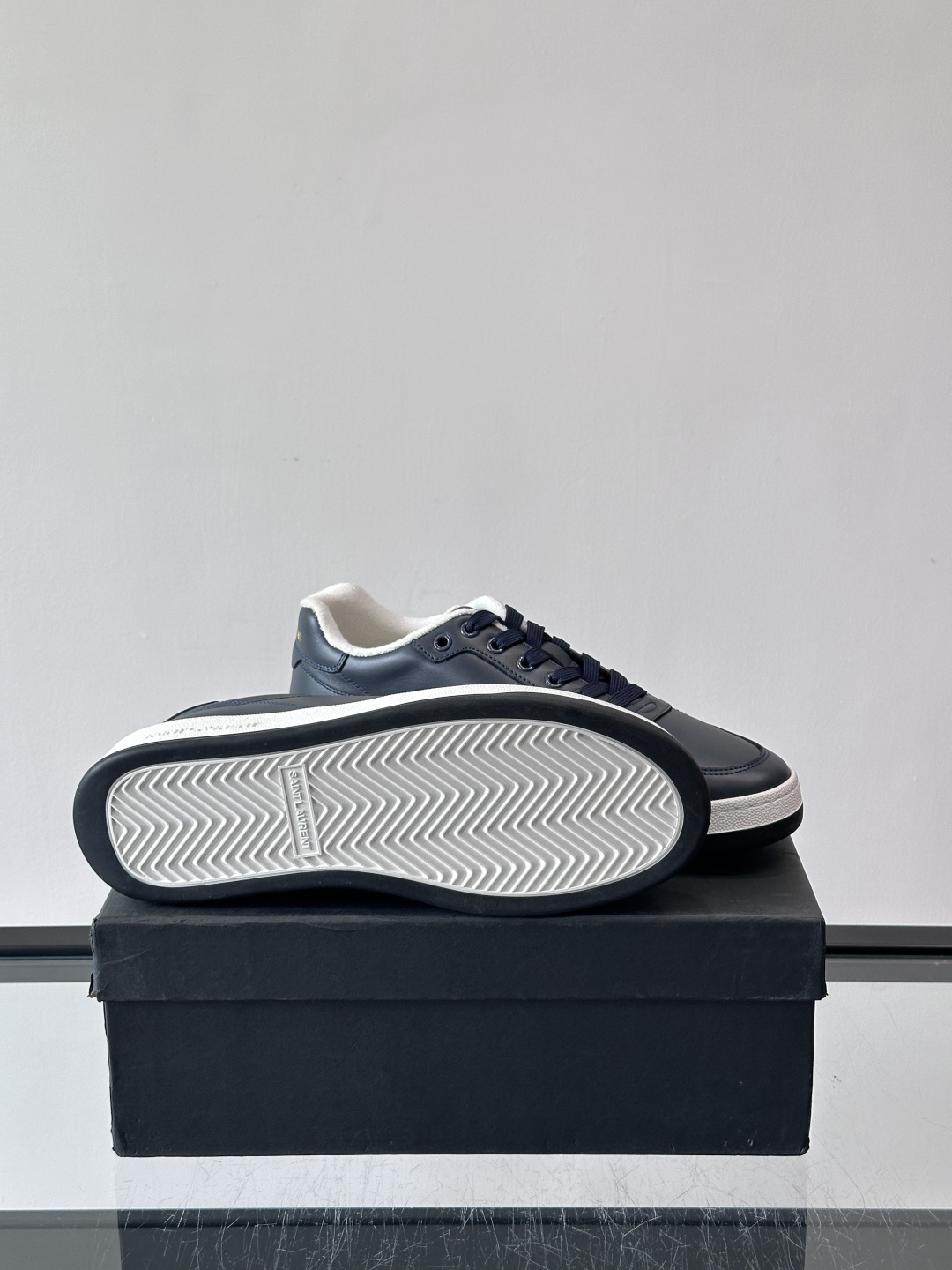 圣罗兰SL20休闲鞋，简约复古设计，牛皮革+多色拼接，侧面金色logo超有辨识度。鞋底轻便舒适，日常通勤