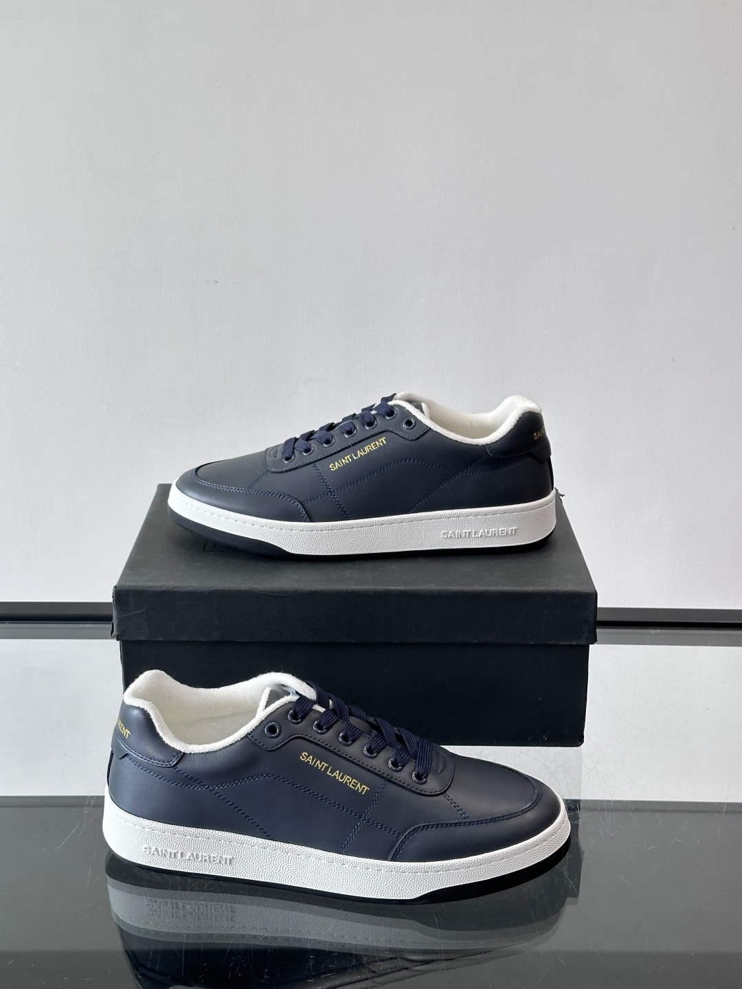 圣罗兰SL20休闲鞋，简约复古设计，牛皮革+多色拼接，侧面金色logo超有辨识度。鞋底轻便舒适，日常通勤