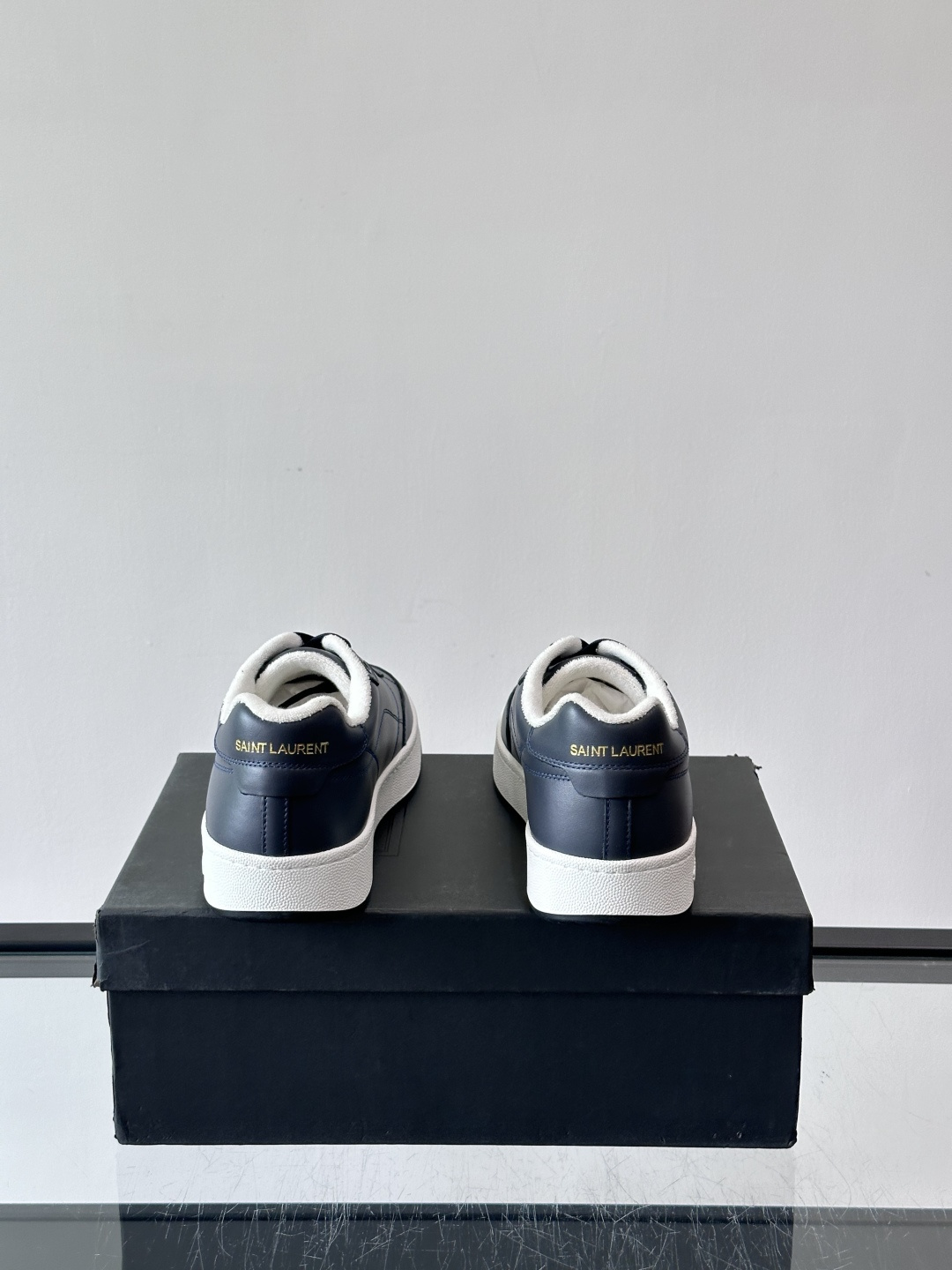 圣罗兰SL20休闲鞋，简约复古设计，牛皮革+多色拼接，侧面金色logo超有辨识度。鞋底轻便舒适，日常通勤