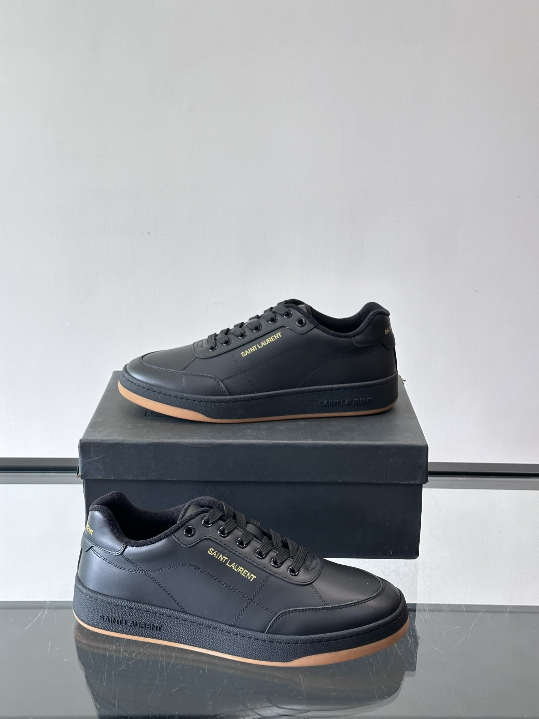 圣罗兰SL20休闲鞋，简约复古设计，牛皮革+多色拼接，侧面金色logo超有辨识度。鞋底轻便舒适，日常通勤