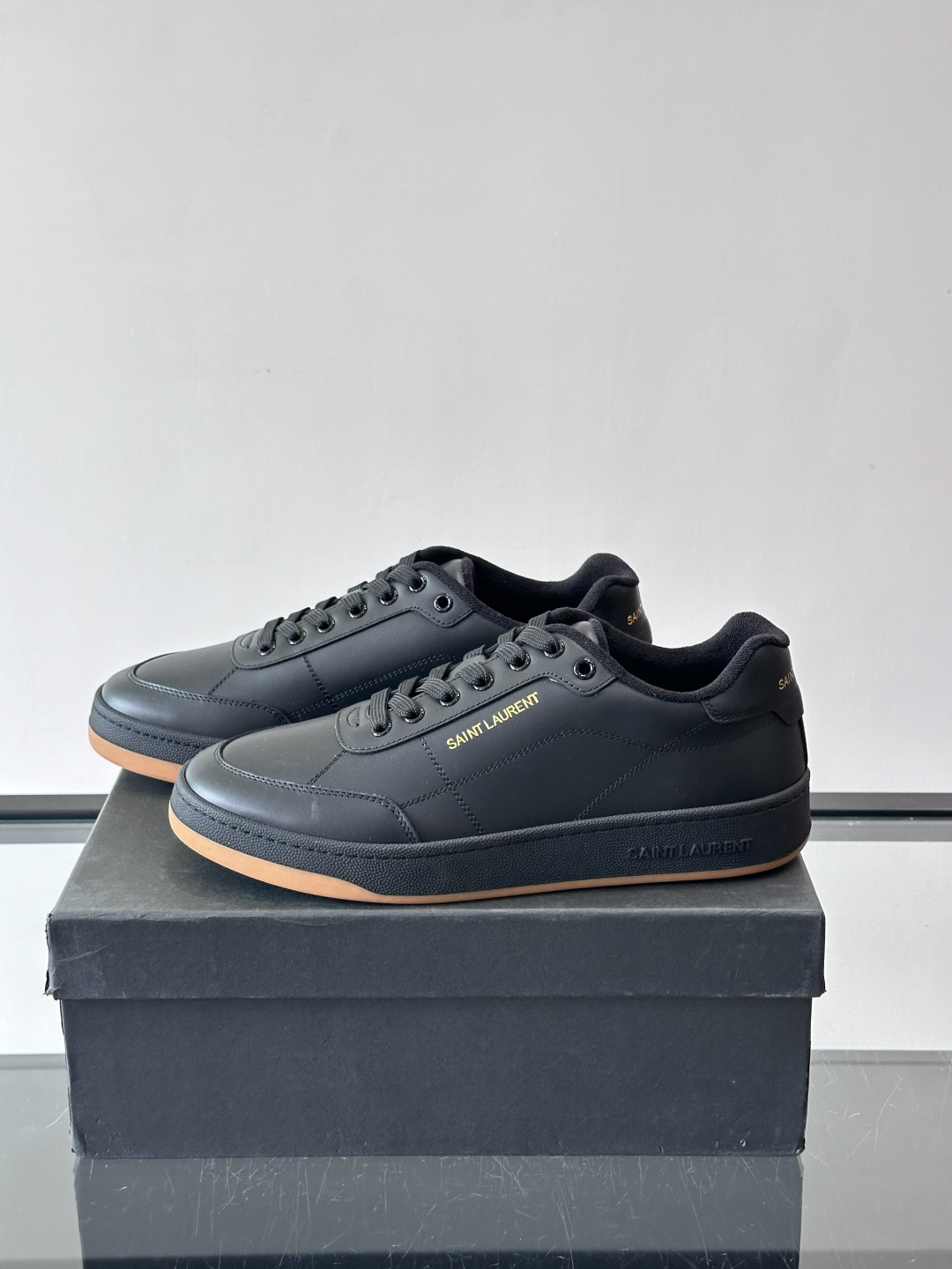 圣罗兰SL20休闲鞋，简约复古设计，牛皮革+多色拼接，侧面金色logo超有辨识度。鞋底轻便舒适，日常通勤